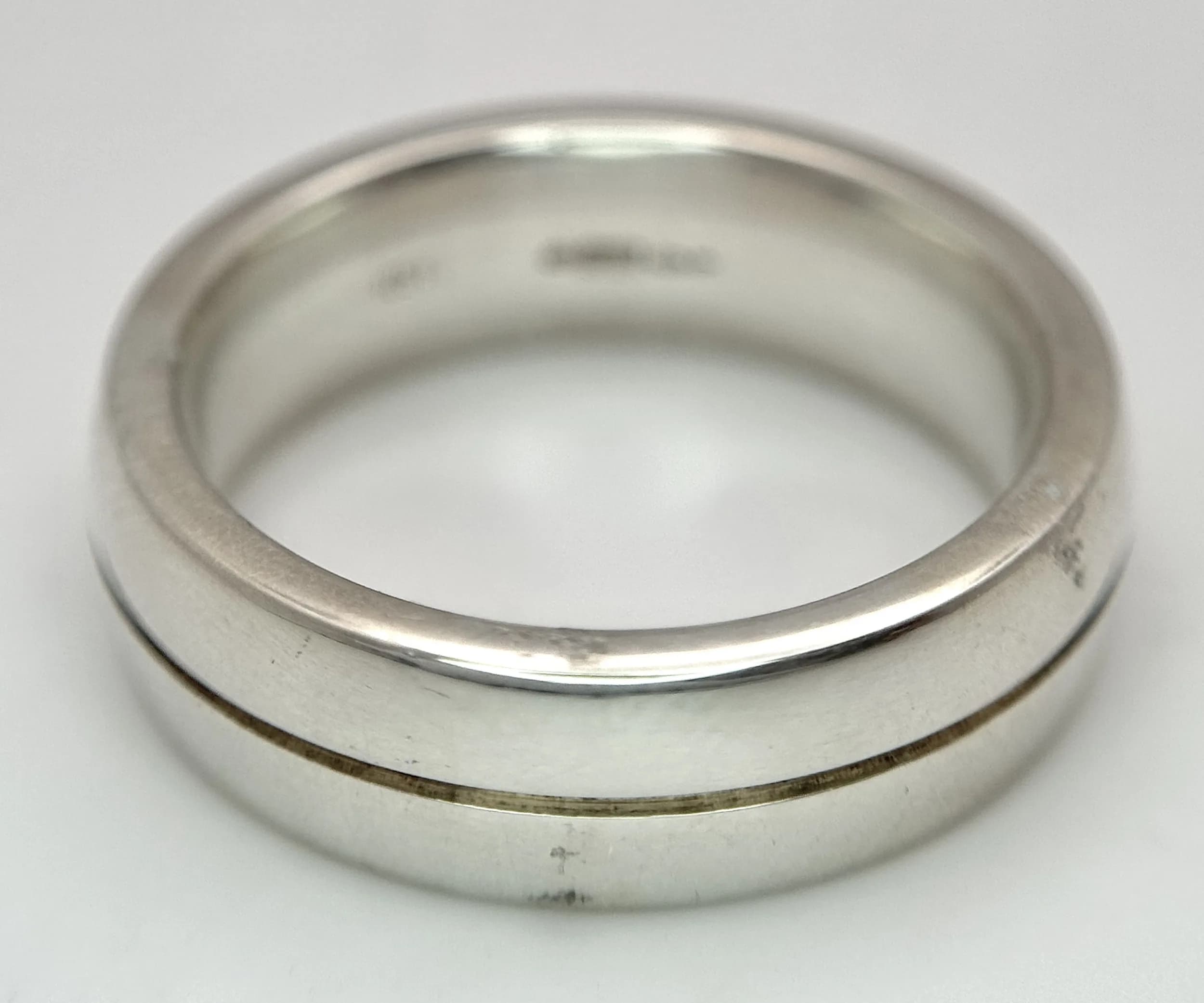 A STERLING SILVER, 7MM, BAND RING. 11.7G, SIZE U. 5633