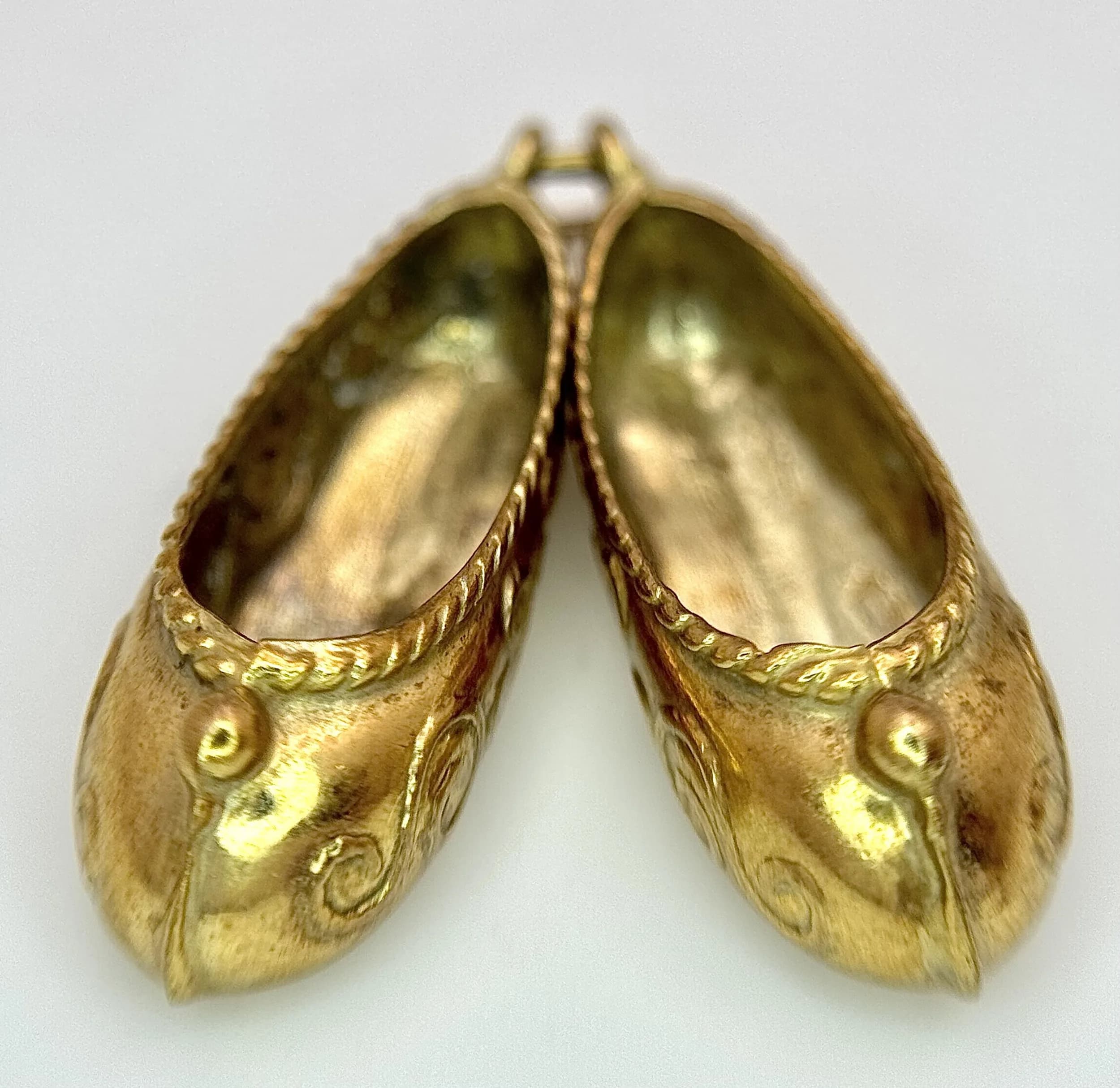 A Pair of 9K Yellow Gold Ballet Shoes, Pendant/Charm. 2.2cm. 1.7g.