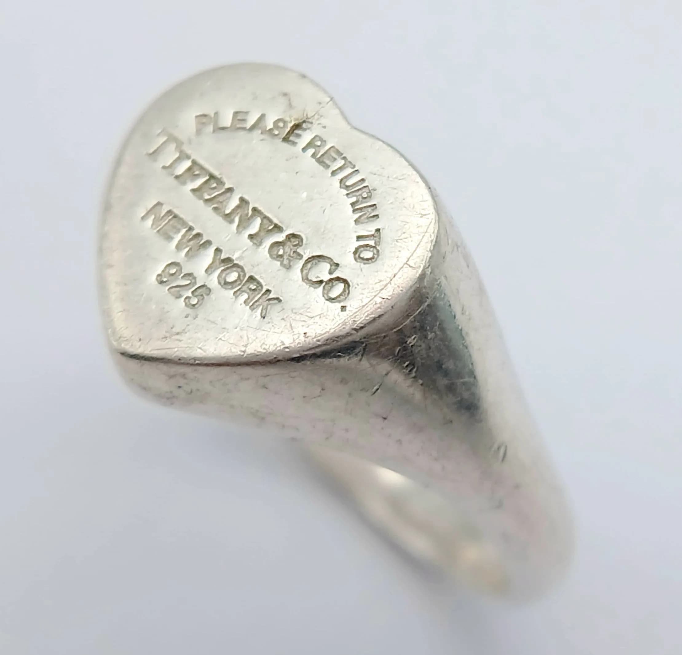 A TIFFANY AND CO, STERLING SILVER, HEART RING. 4.9G, SIZE O. TREV SIL 6010