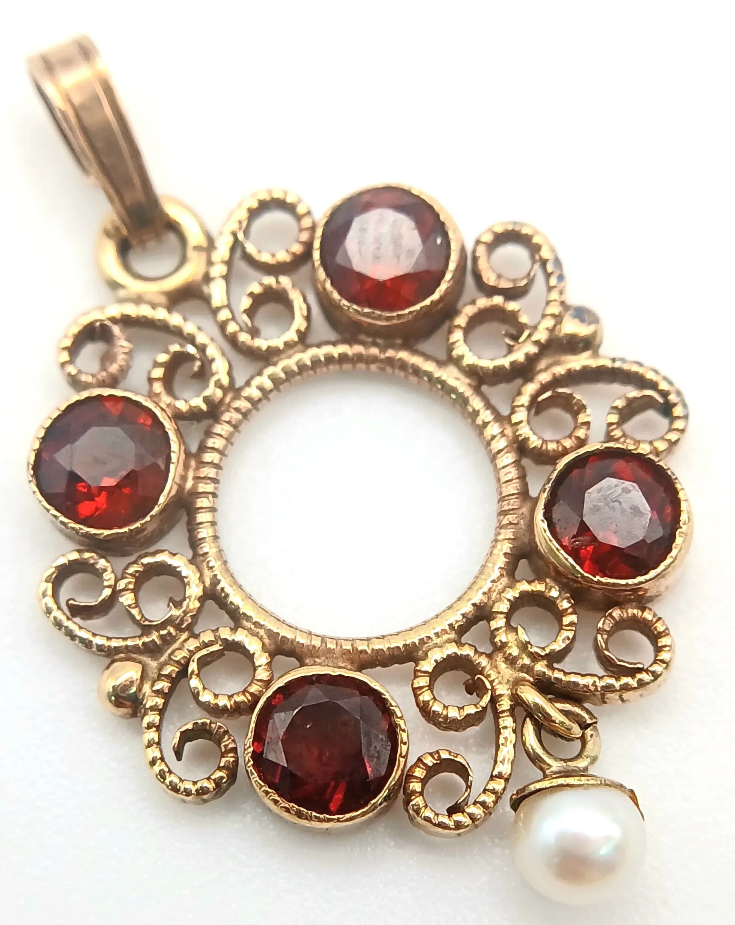 An Antique Style Garnet and Pearl Openwork Pendant. 3cm. 1.95g.