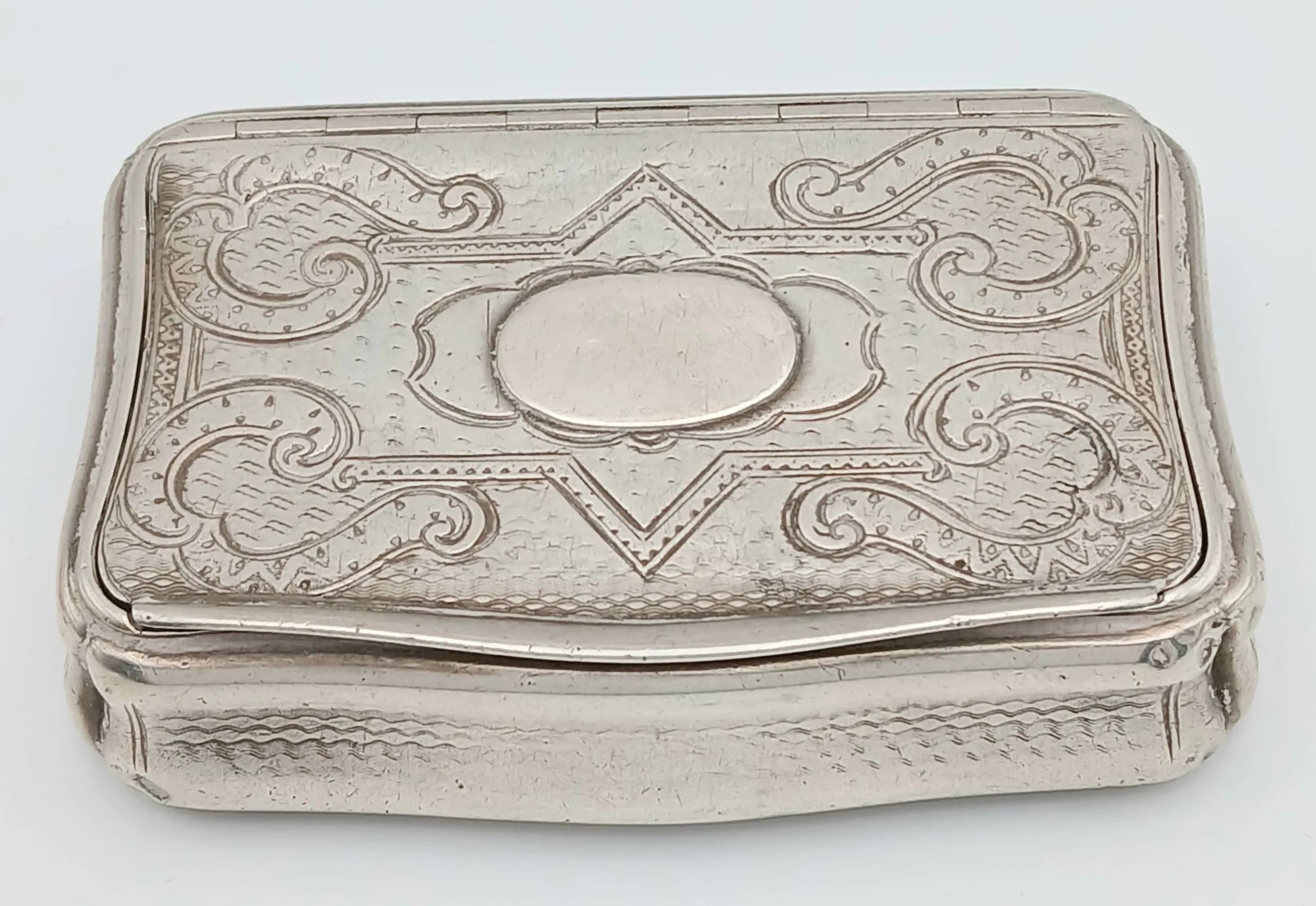 AN ANTIQUE FRENCH SNUFF BOX . 89.5gms 8.5 x 5.5cms