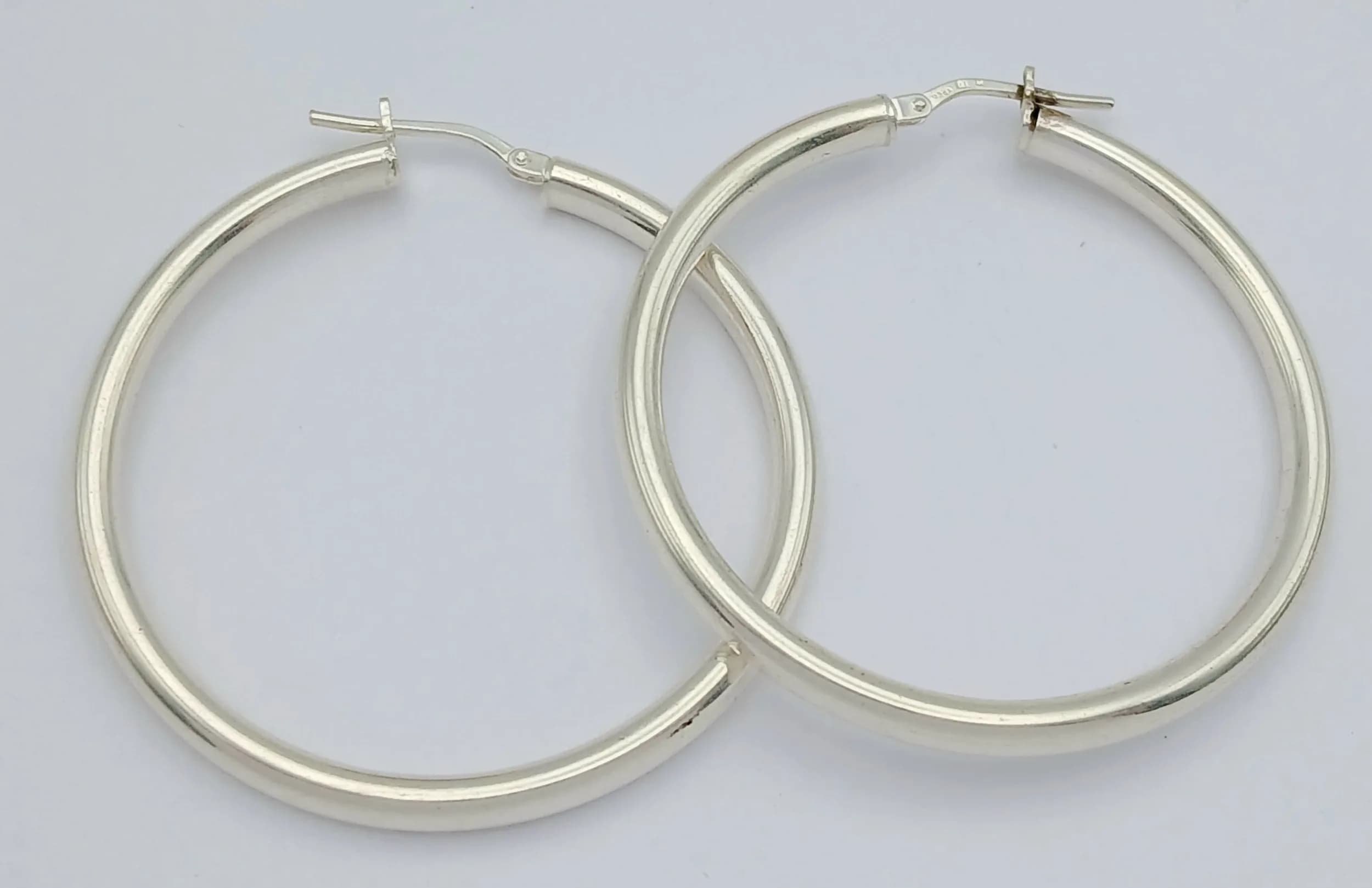 A PAIR OF STERLING SILVER, PLAIN HOOP EARRINGS. 4.9G. 7694