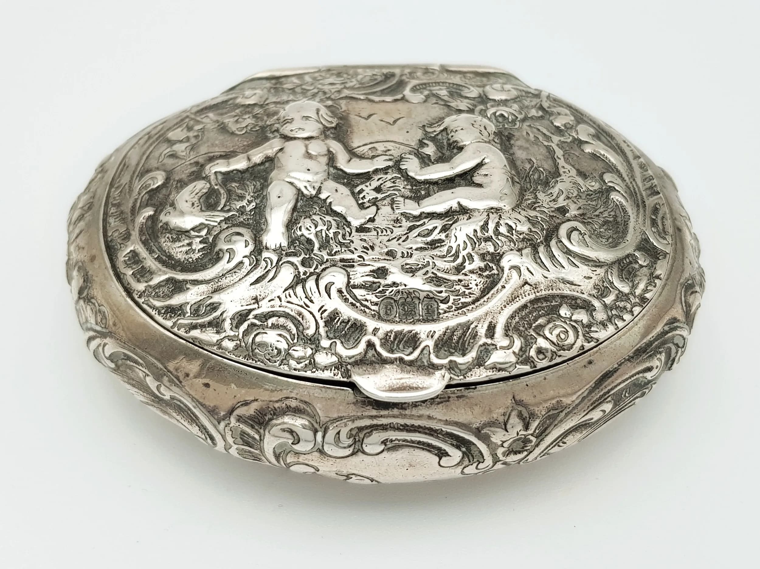 A RARE ANTIQUE DUTCH SOLID SILVER SNUFF BOX BY BENJAMIN PHILLIPE , WITH INTRICATE RAISED CARTOUCHE LID . 62.5gms 8 x 7cms approx