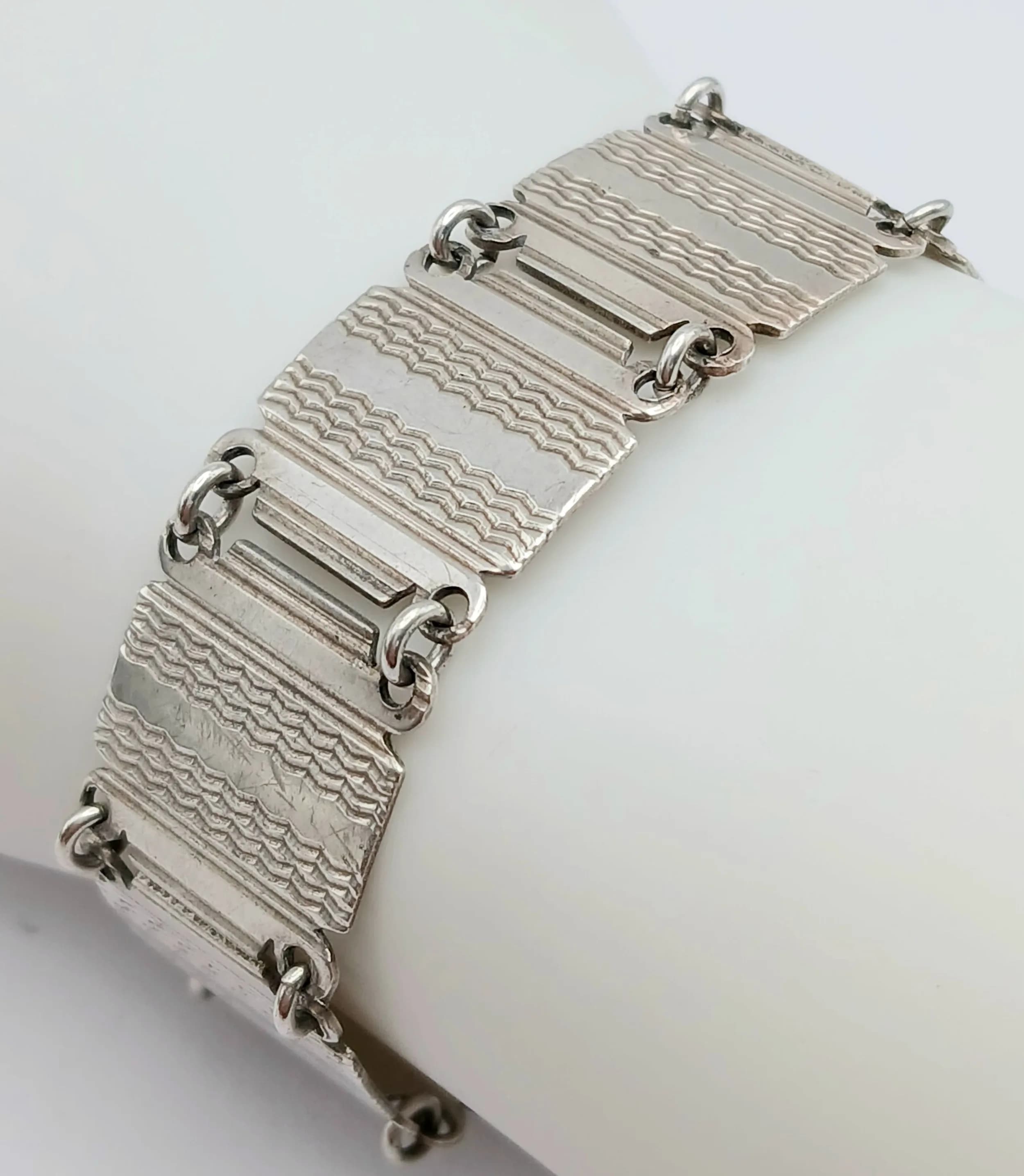 A Silver Fancy Gate Link Bracelet. 18cm. 16.5g.
