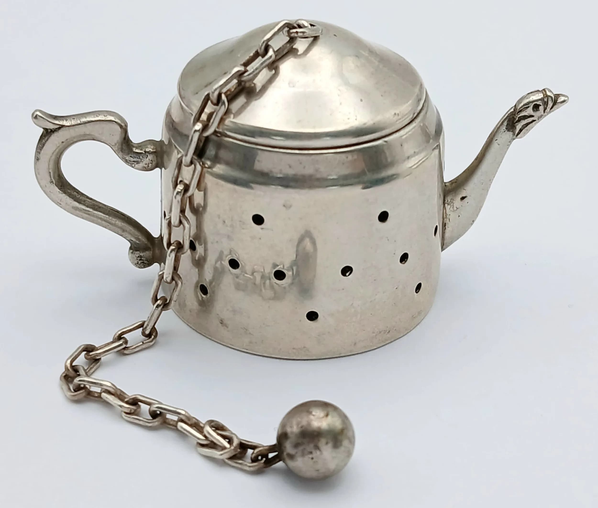 A RARE SILVER TEA INFUSER/STRAINER HALLMARKED 1920 . 22.6gms