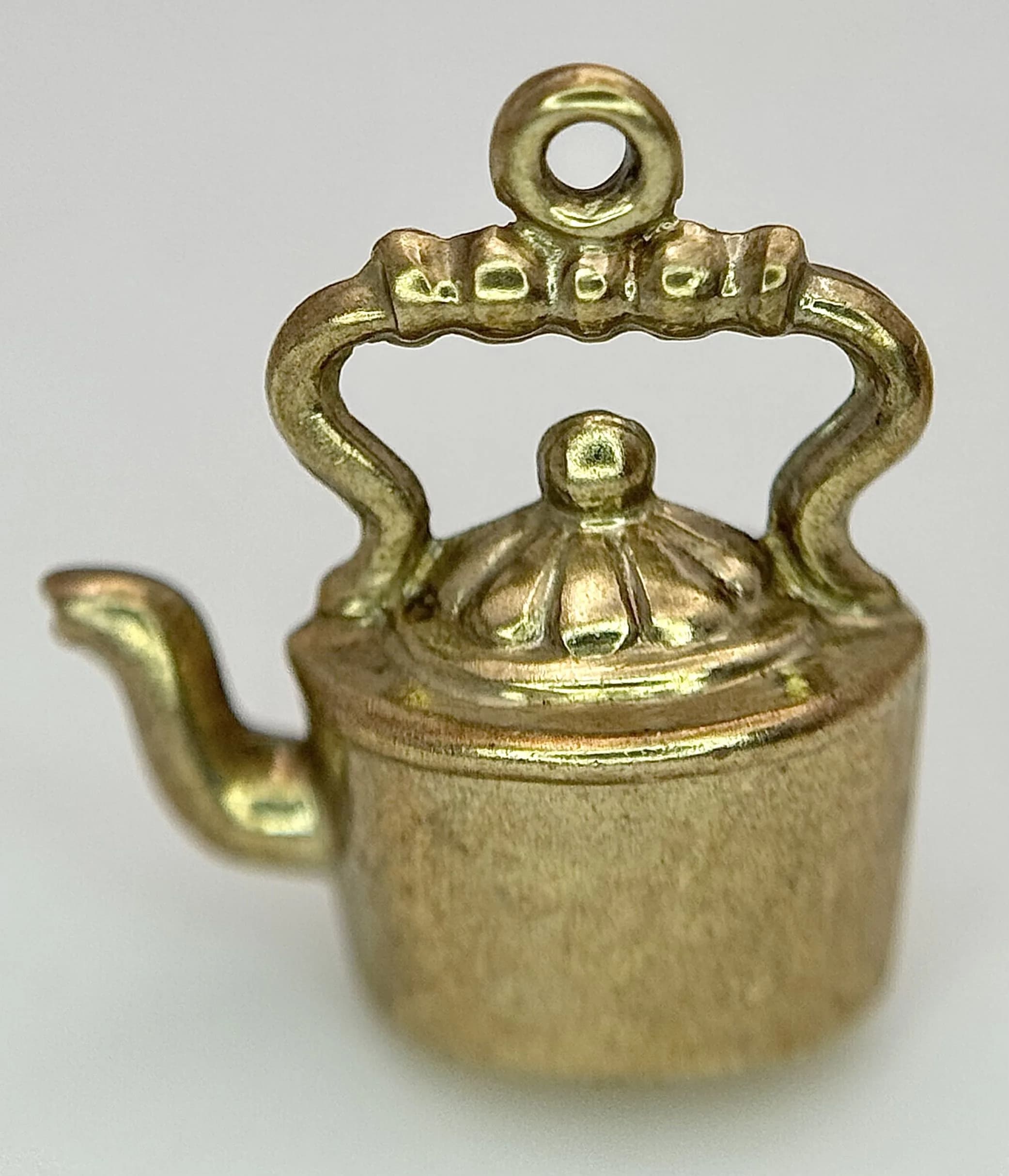 A 9K Yellow Gold Old Kettle Pendant/Charm. 15mm. 0.68g.