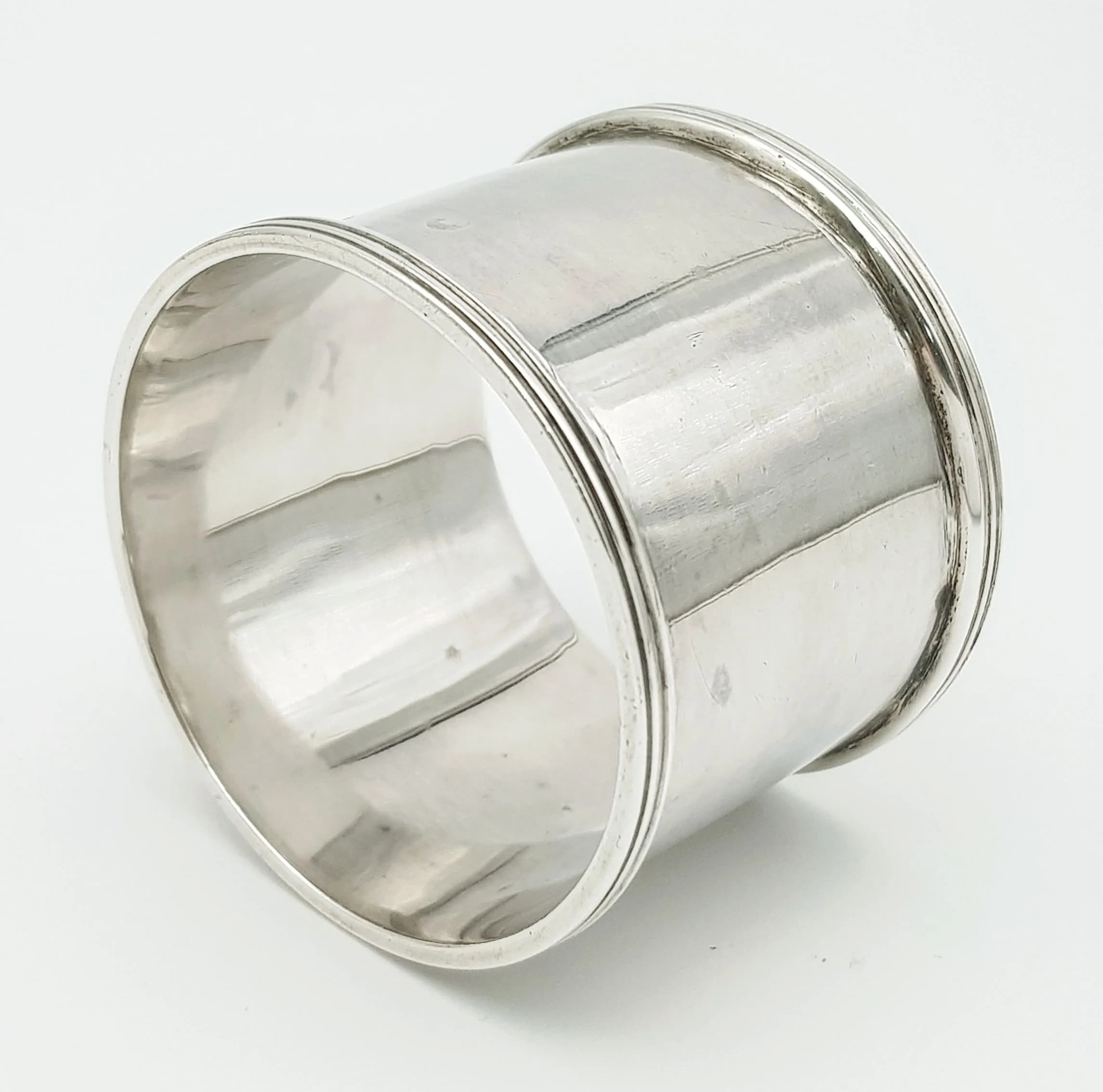 Antique SILVER SERVIETTE/ NAPKIN RING with Clear Hallmark for London 1943. Approx 31.95 Grams. Excellent Condition.