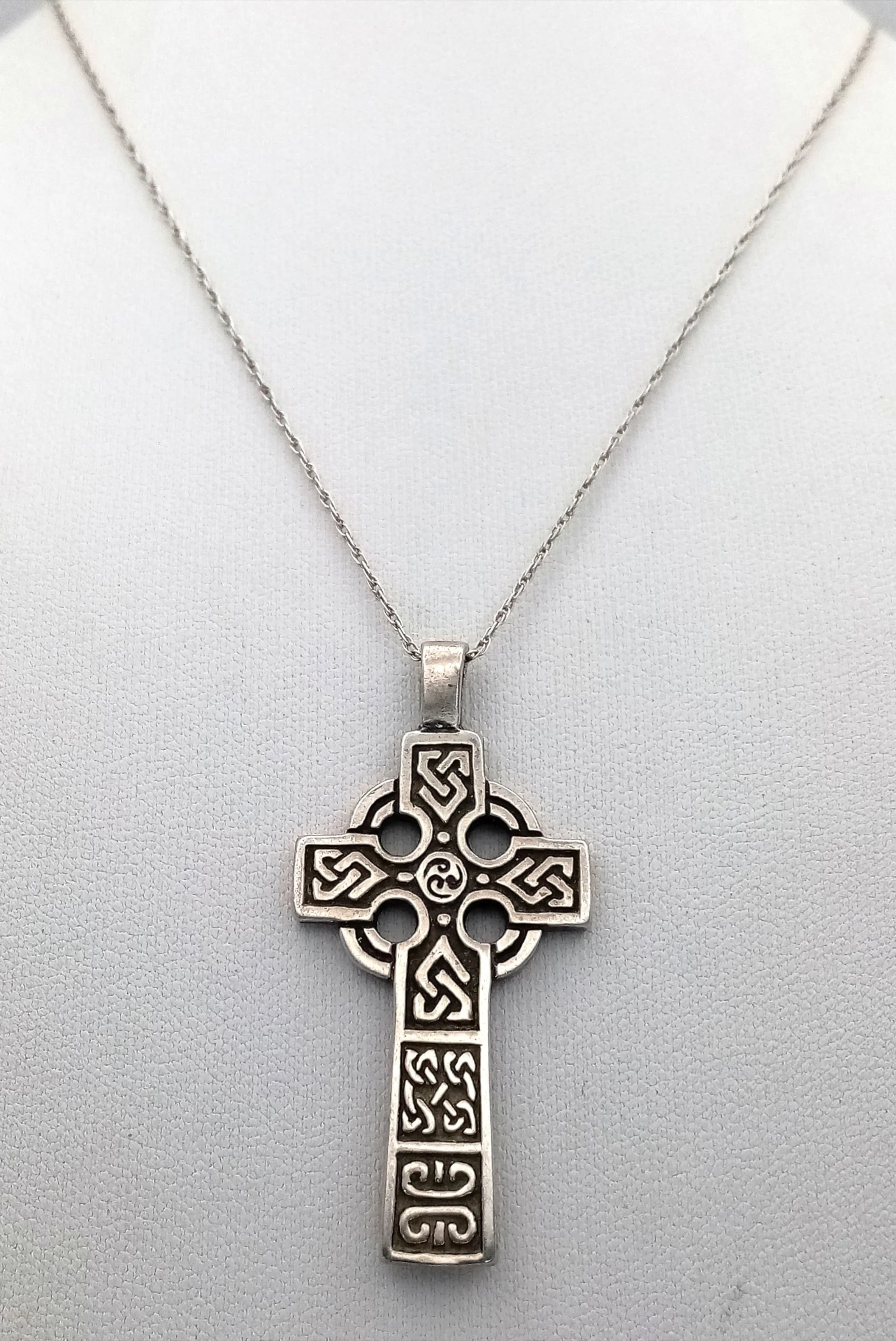 Vintage Fully hallmarked SILVER CELTIC CROSS pendant (4.7 cm x 2.2 cm). Mounted on a SILVER NECKLACE (50 cm). Beautiful condition, please see pictures.