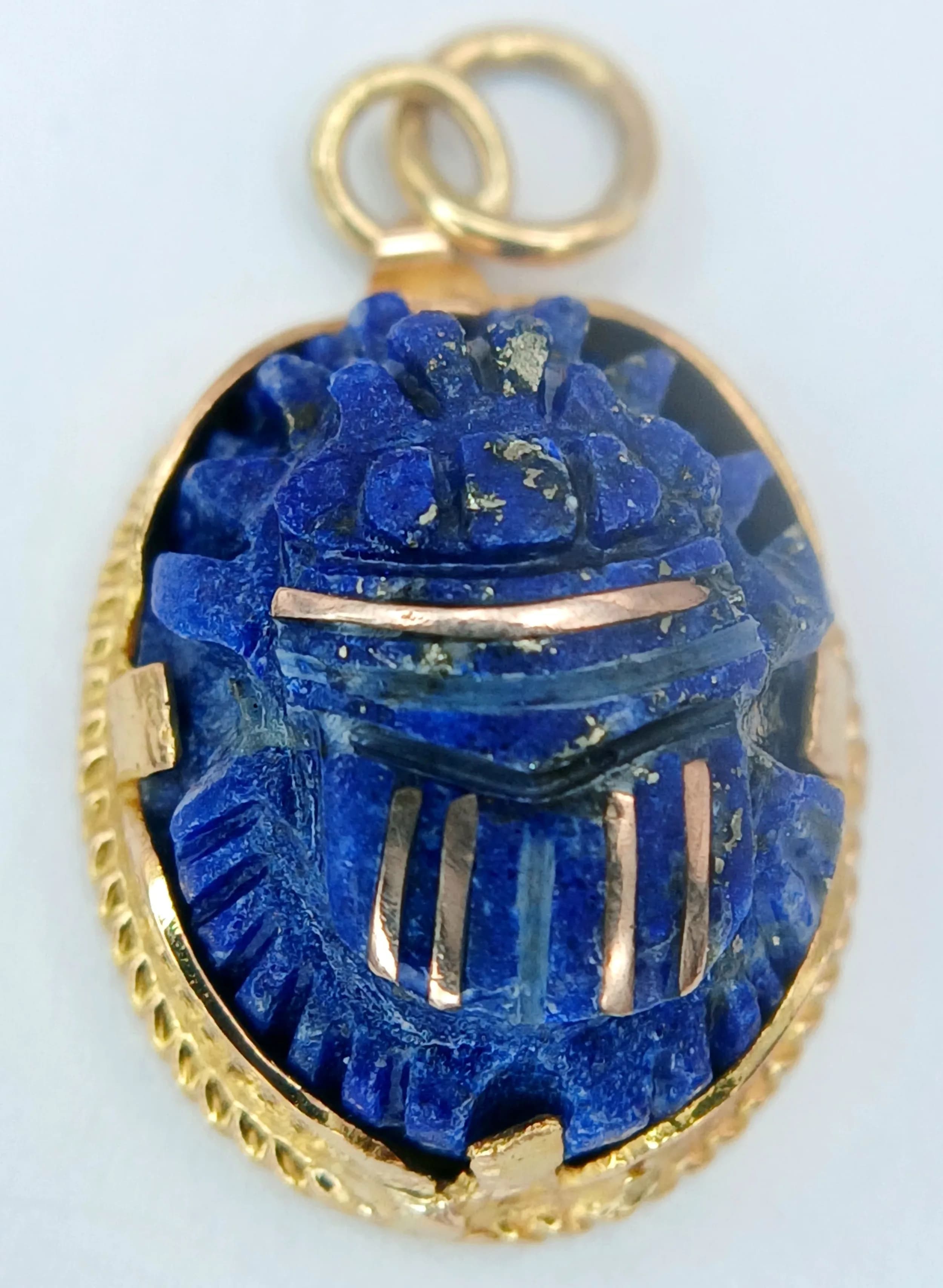 An 18K yellow gold lapis lazuli scarab pendant, 3.1g total weight. Ref: NM01