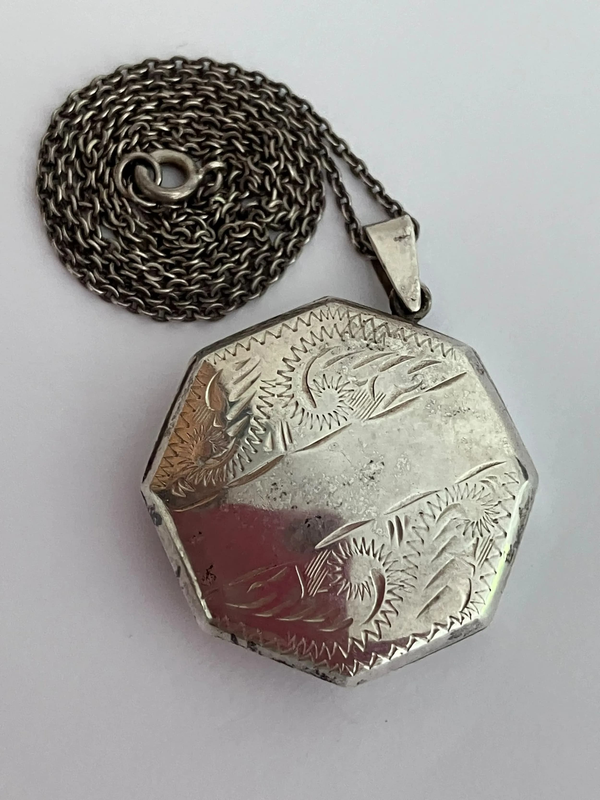 Vintage Octagonal SILVER LOCKET pendant MOUNTED ON A SILVER CHAIN NECKLACE. Locket x 3 cm Diameter. Necklace x 50cm.
