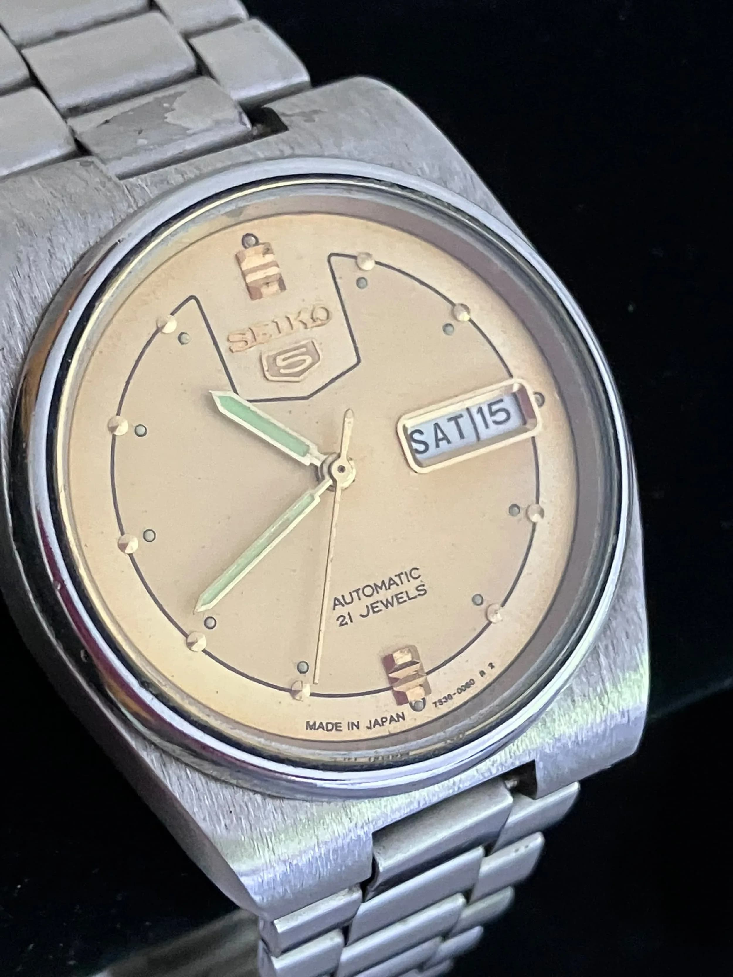 Gentleman’s Vintage SEIKO 5 AUTOMATIC WRISTWATCH. 21 JEWELS, finished in Stainless Steel . Day/Date Model ,Having champagne coloured dial with luminous green hands. Please see pictures.
