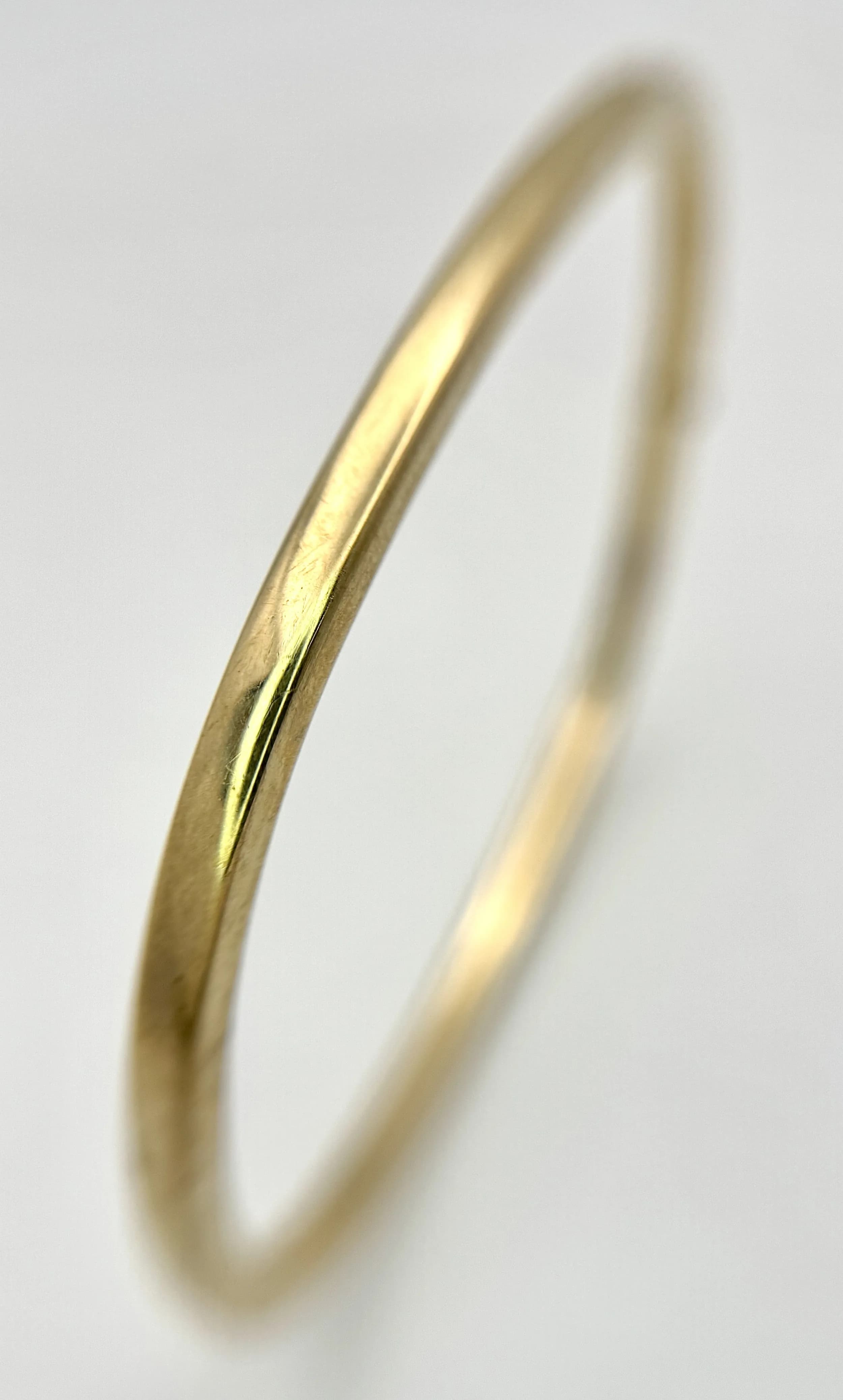 A 9K yellow gold bangle, 6cm total diameter, 4.1g total weight. Ref: SH9637H