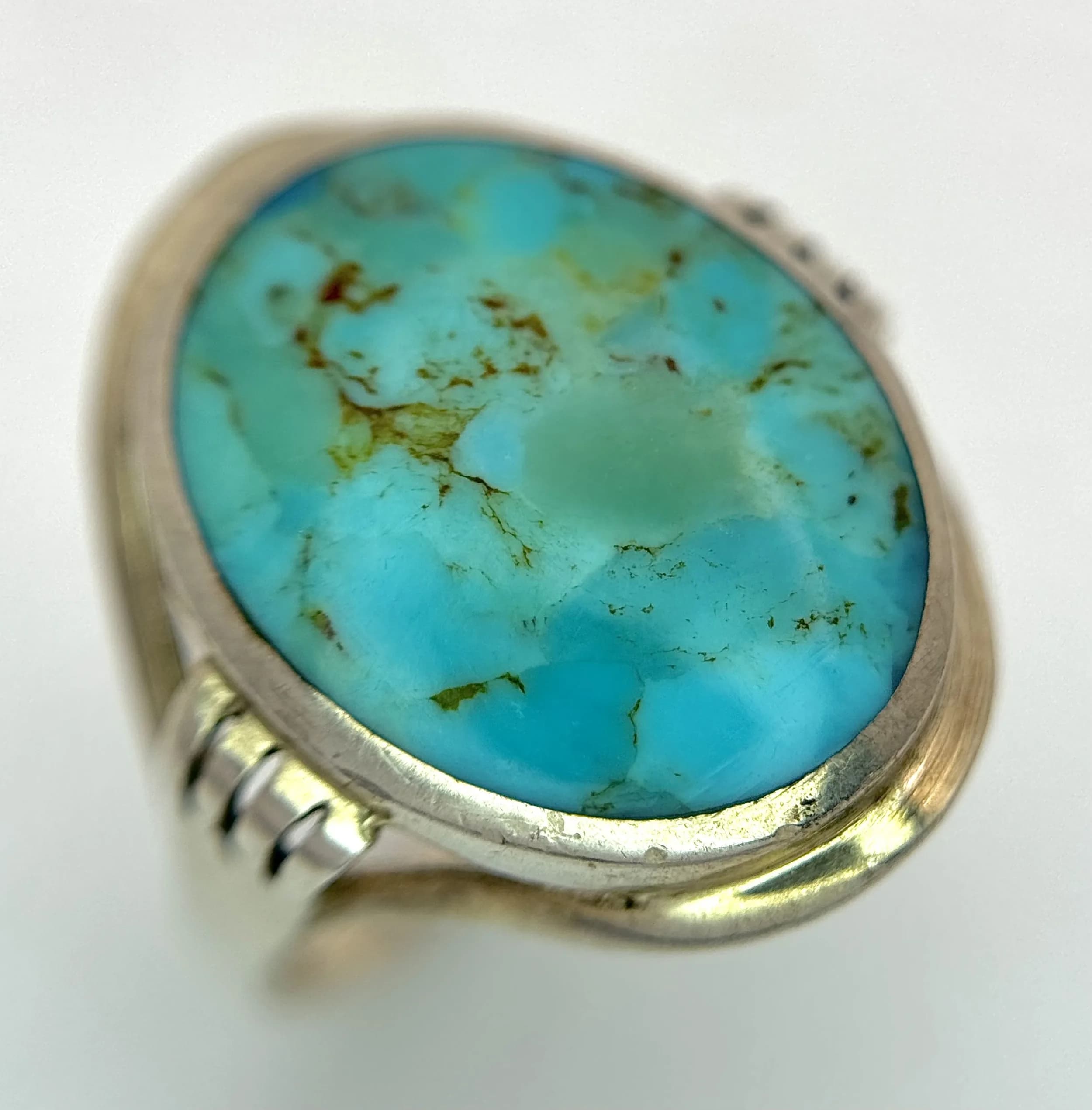 A Vintage Sterling Silver Turquoise (appears to be Kingman Turquoise) Ring. Size L. The Ring is set with an Oval 1.5 x 1.1 Turquoise and has a gross weight of 3.02 grams.