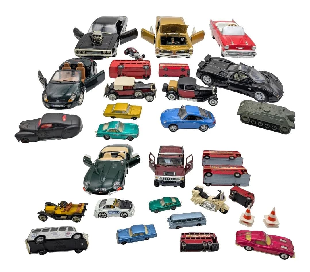 A box of loose die cast cars. Various makes & scales. Please see photos.
