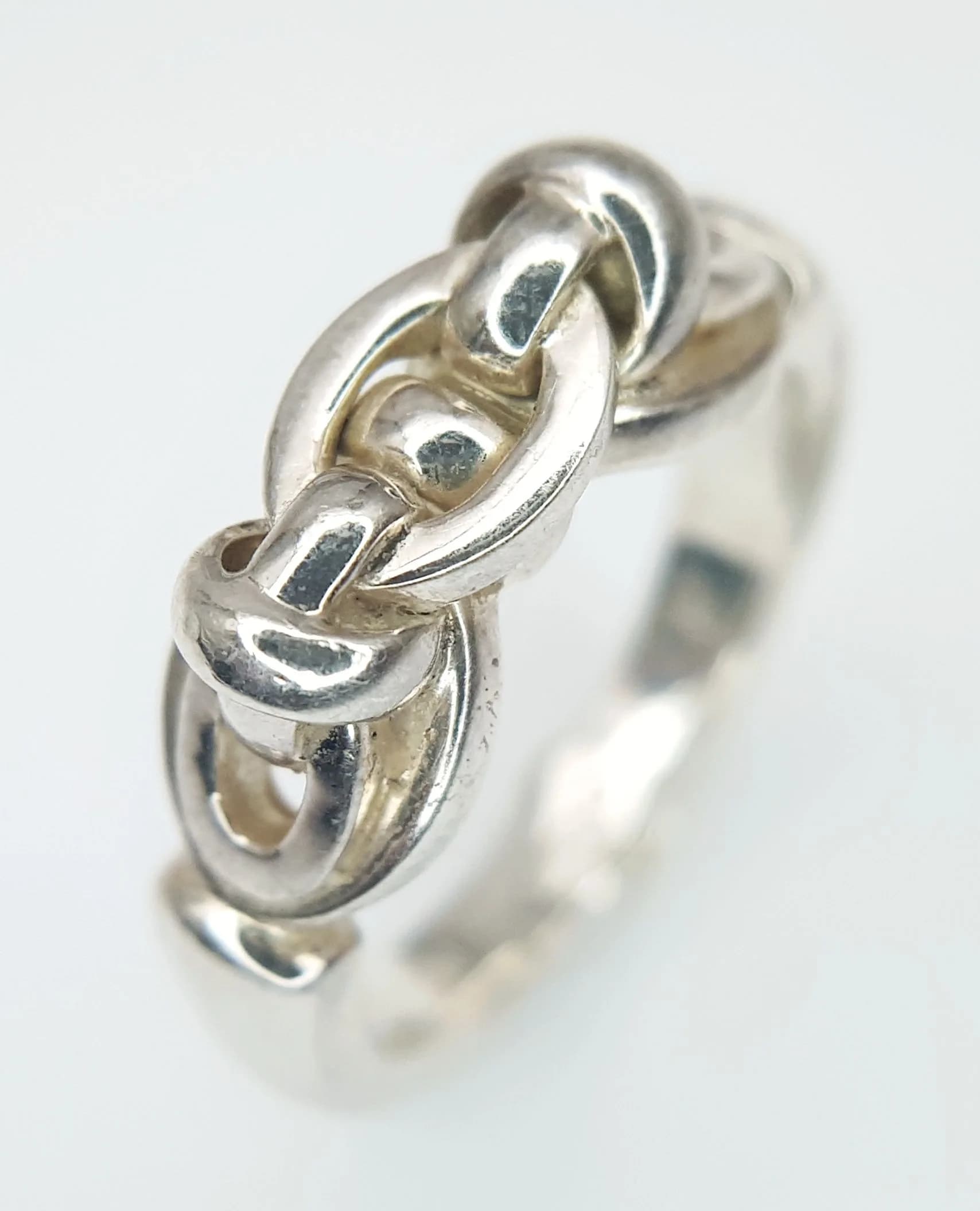 A LINKS OF LONDON, STERLING SILVER, SIREN RING. 5.8G, SIZE K. TREV SIL 6016