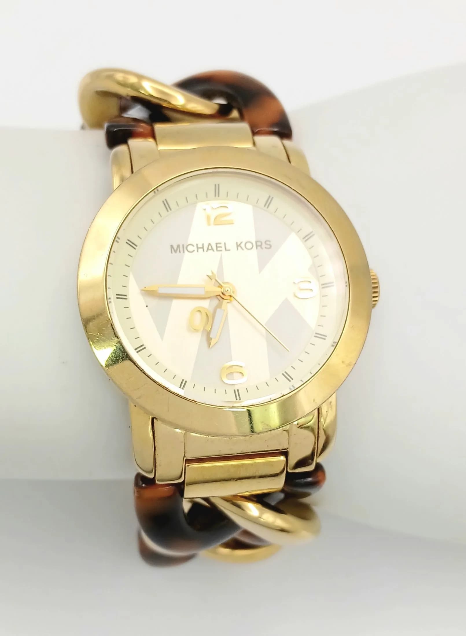 A MICHAEL KORS, RUNWAY, YELLOW GOLD TONE AND TIGERS EYE EFFECT, BRACELET WATCH. MK 4266. IN FULL WORKING ORDER. NEW BATTERY FITTED RECENTLY. S/A 1694 -2