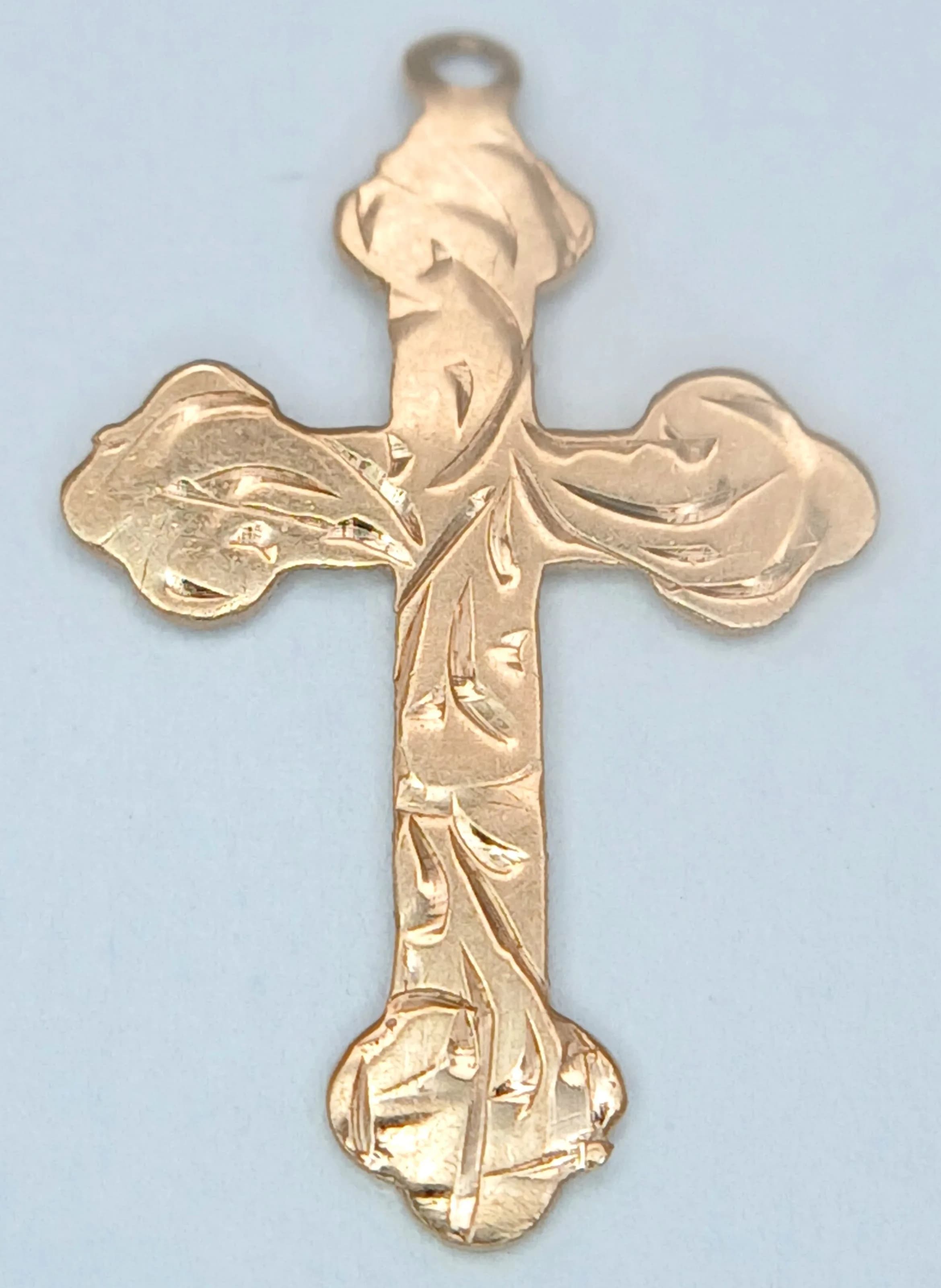 A 9K yellow gold cross pendant, 0.6g total weight. Ref: SH2915I