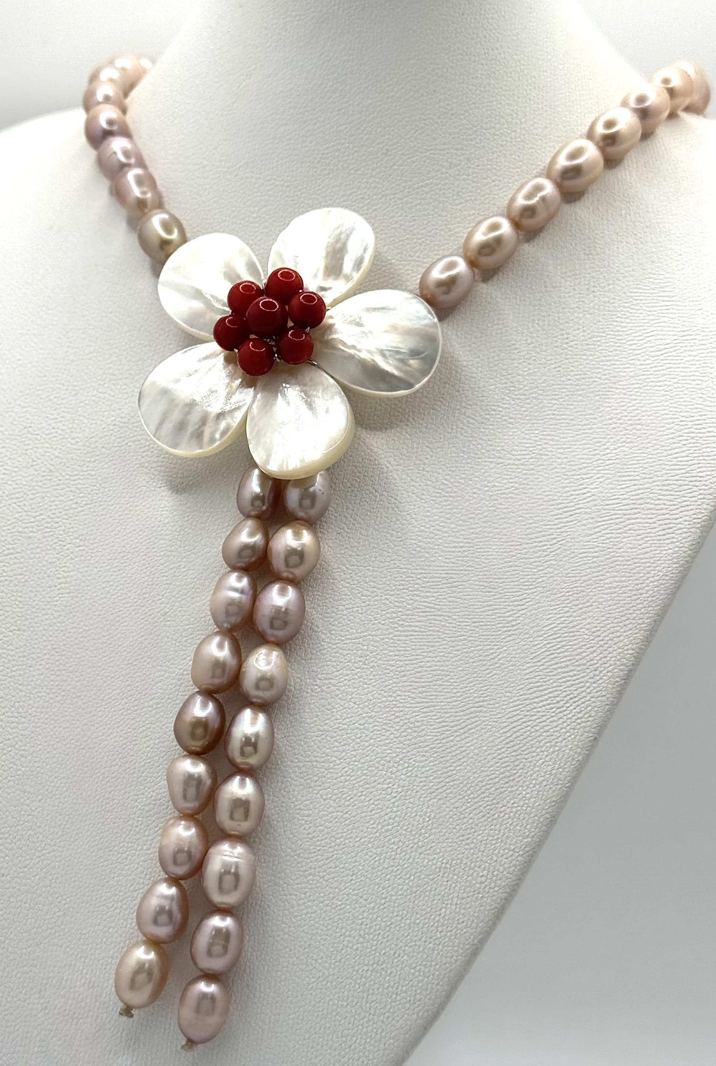 A stunning scarf designed Rose gold colour Freshwater Pearl links necklace with a large Mother of Pearl and Coral flower pendant highlight. Total length 44cm. Pearls-9mm approx.