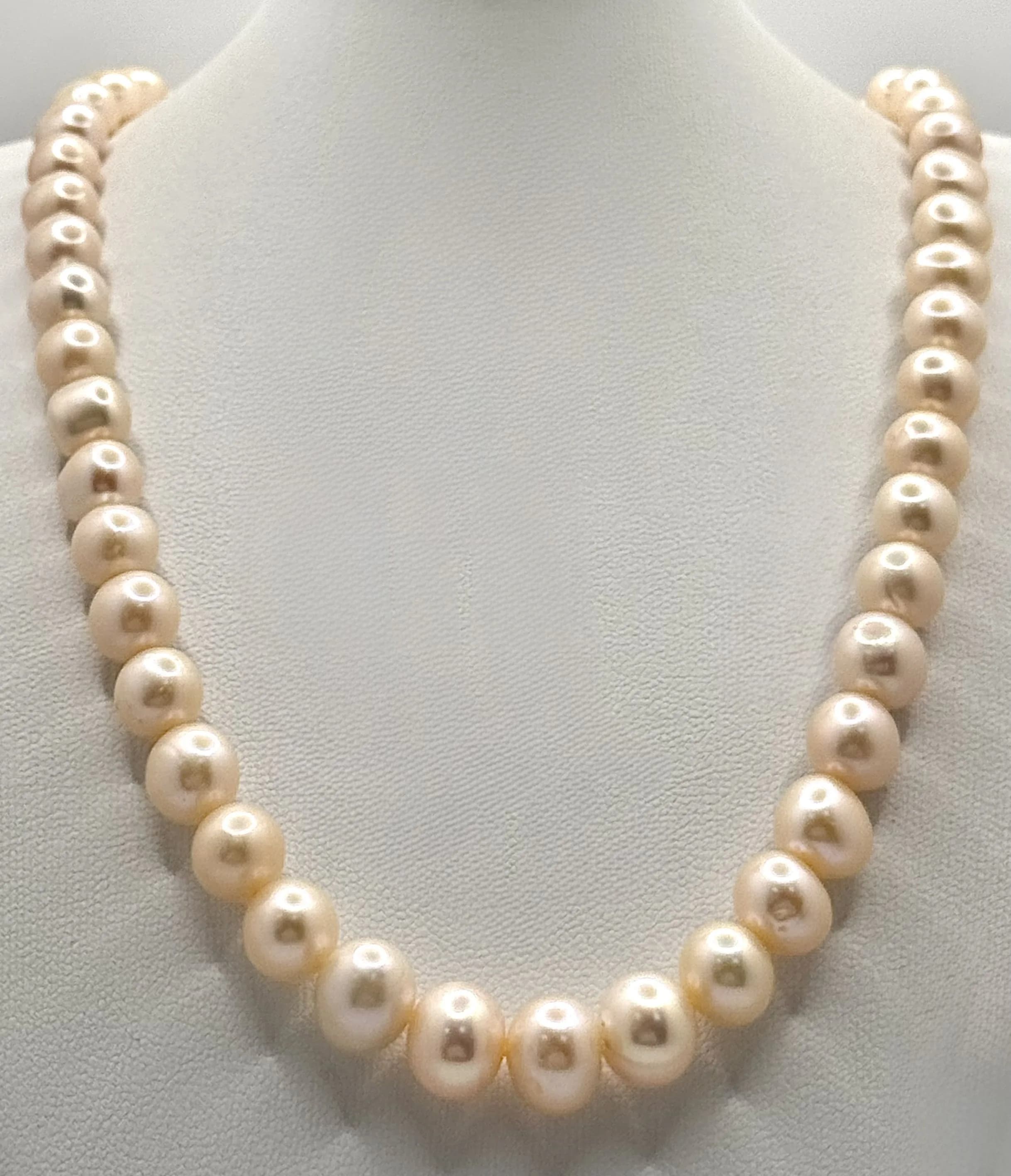A stunning single strand Rose gold colour graduated freshwater Pearls necklace. Total length 48cm. Pearls ranging 8-10 mm approx.