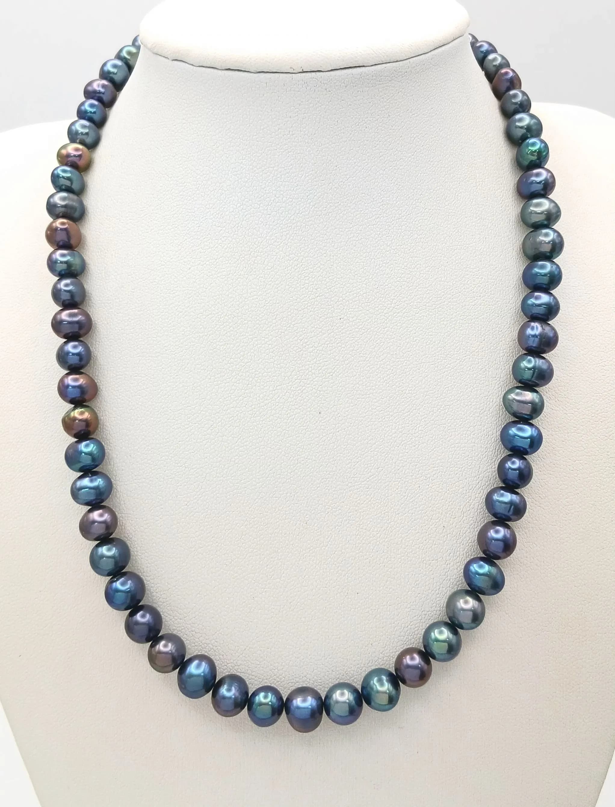 An elegant single strand large metallic colour Freshwater Pearl Necklace. Approx 43cm in length, strung with dark grey, blue and purple freshwater pearls and fitted with a silver clasp. Please see photos for details.