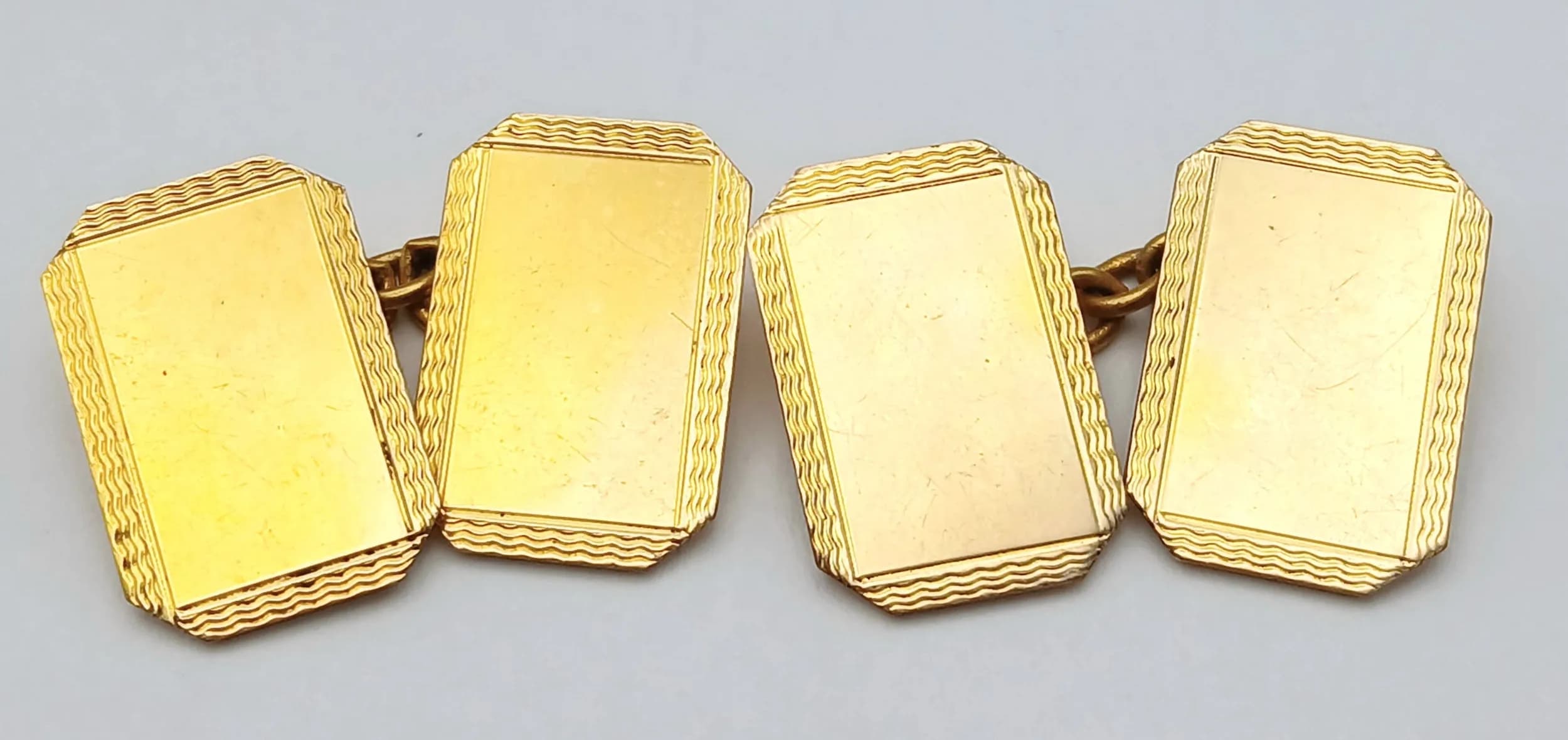 A PAIR OF VINTAGE 9K GOLD BACK AND FRONT CHAIN LINK CUFFLINKS . 6.2gms