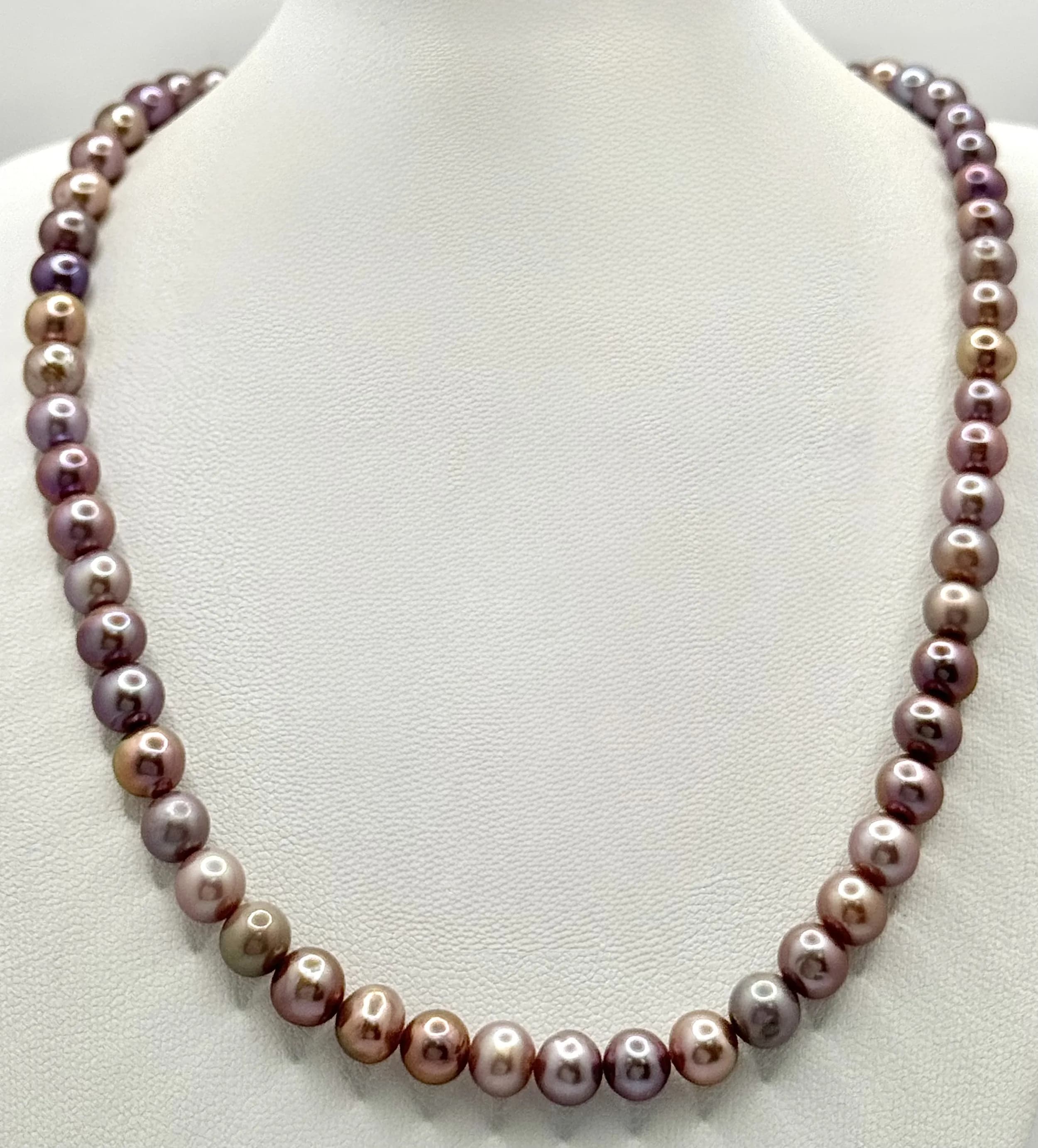 A striking Metallic Purple colour Pearls link necklace with a floral silver tone clasp. Total length 42cm. Pearls 5-7 mm approx.