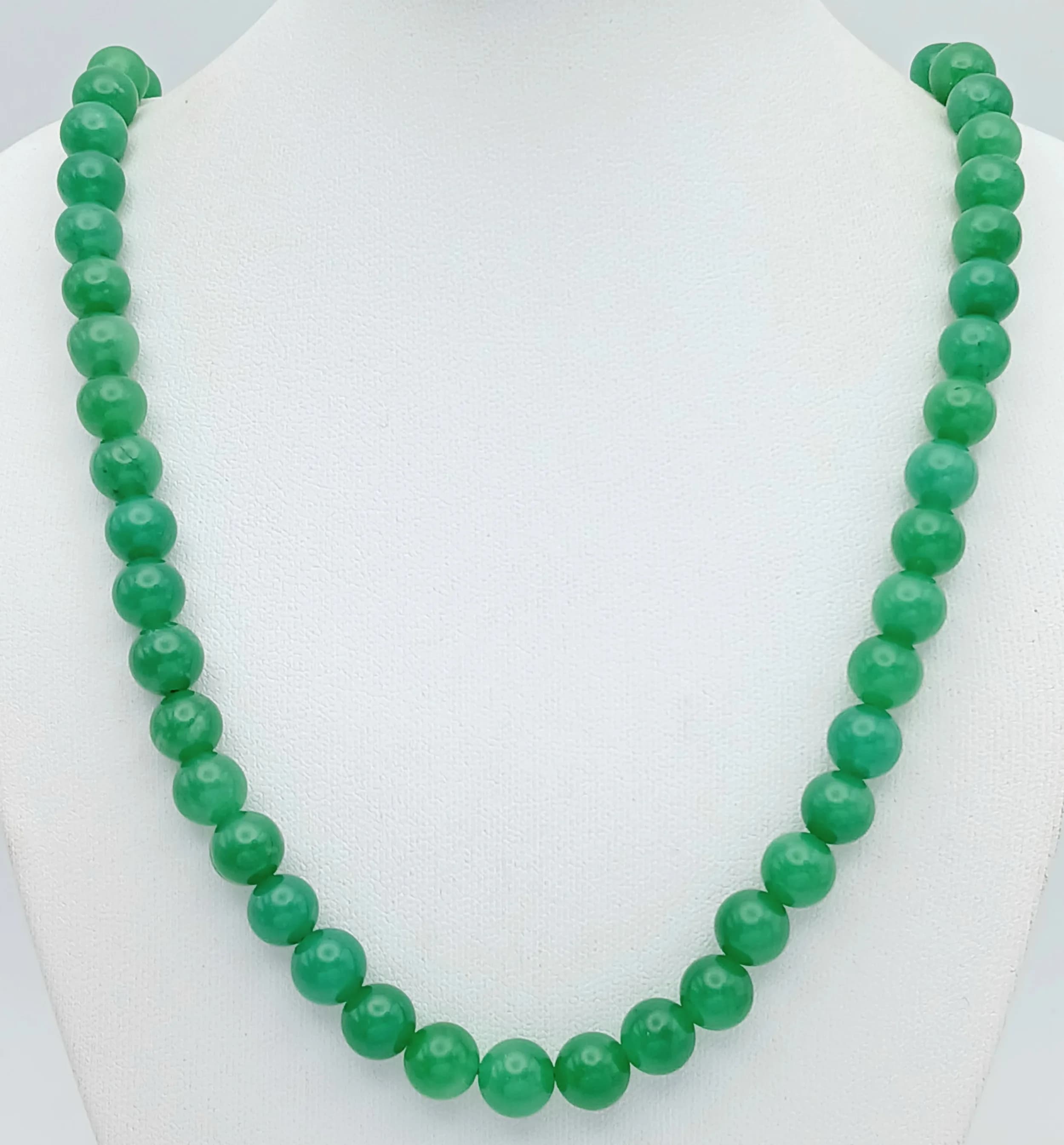 A Green Jade Bead Necklace. 8mm beads. 54cm necklace length. MK29.