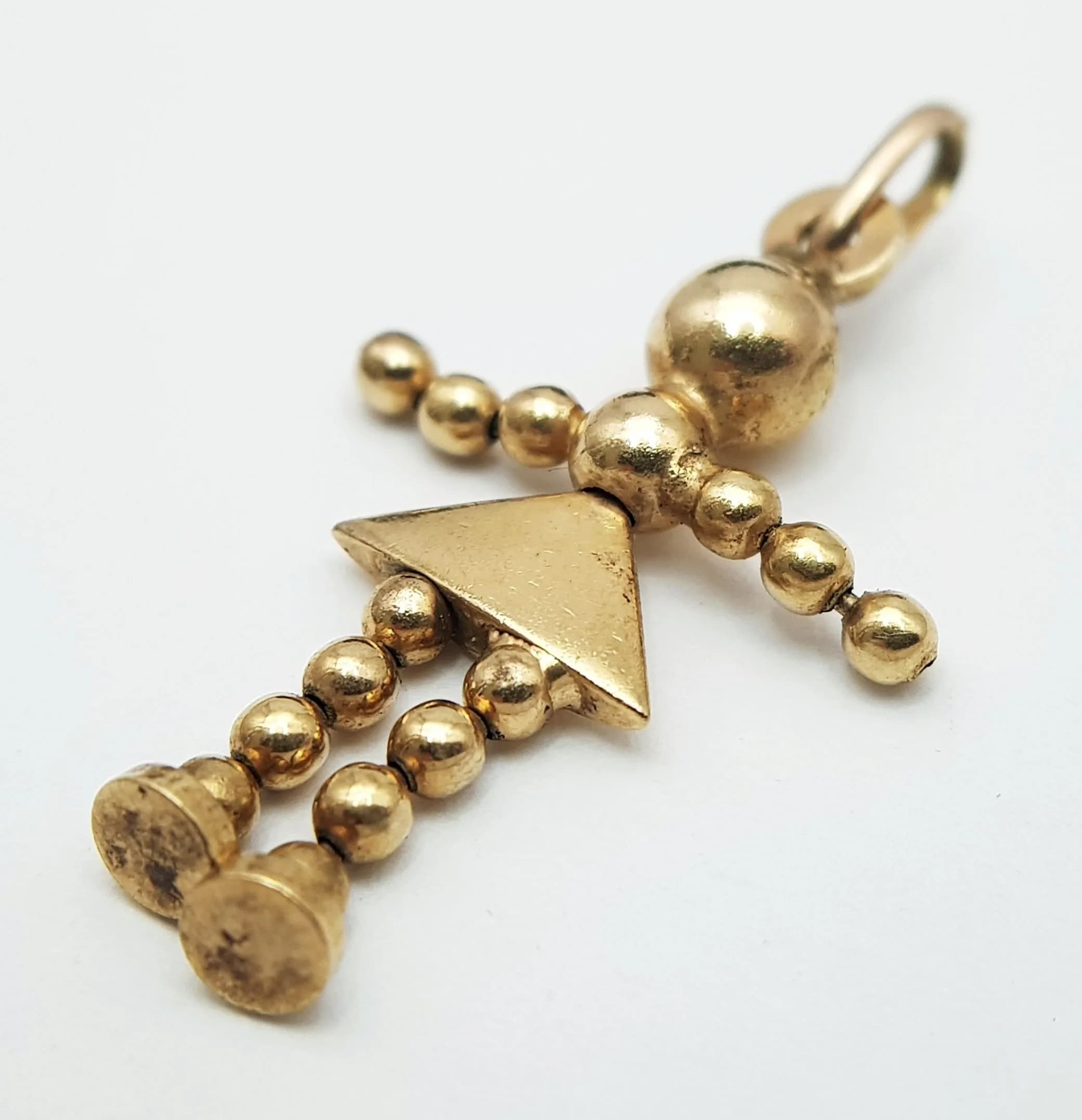 A 9K YELLOW GOLD, ARTICULATED, BOBBLE FIGURE OF A GIRL, CHARM / PENDANT. 2.1G. SC 5045
