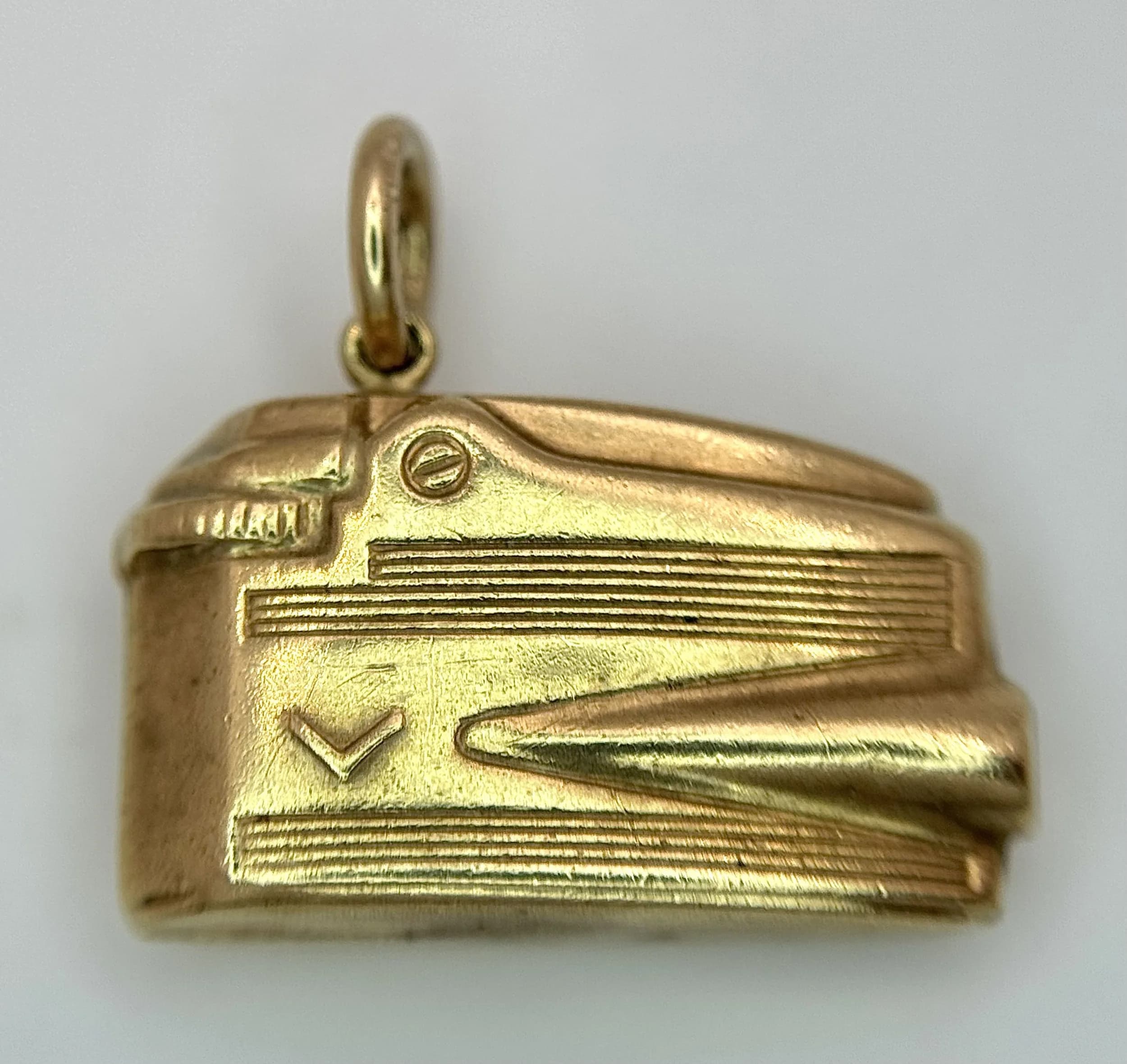 A 9K YELLOW GOLD, VINTAGE LIGHTER CHARM / PENDANT. RONSON DESIGN. 1.3G. SC 5025