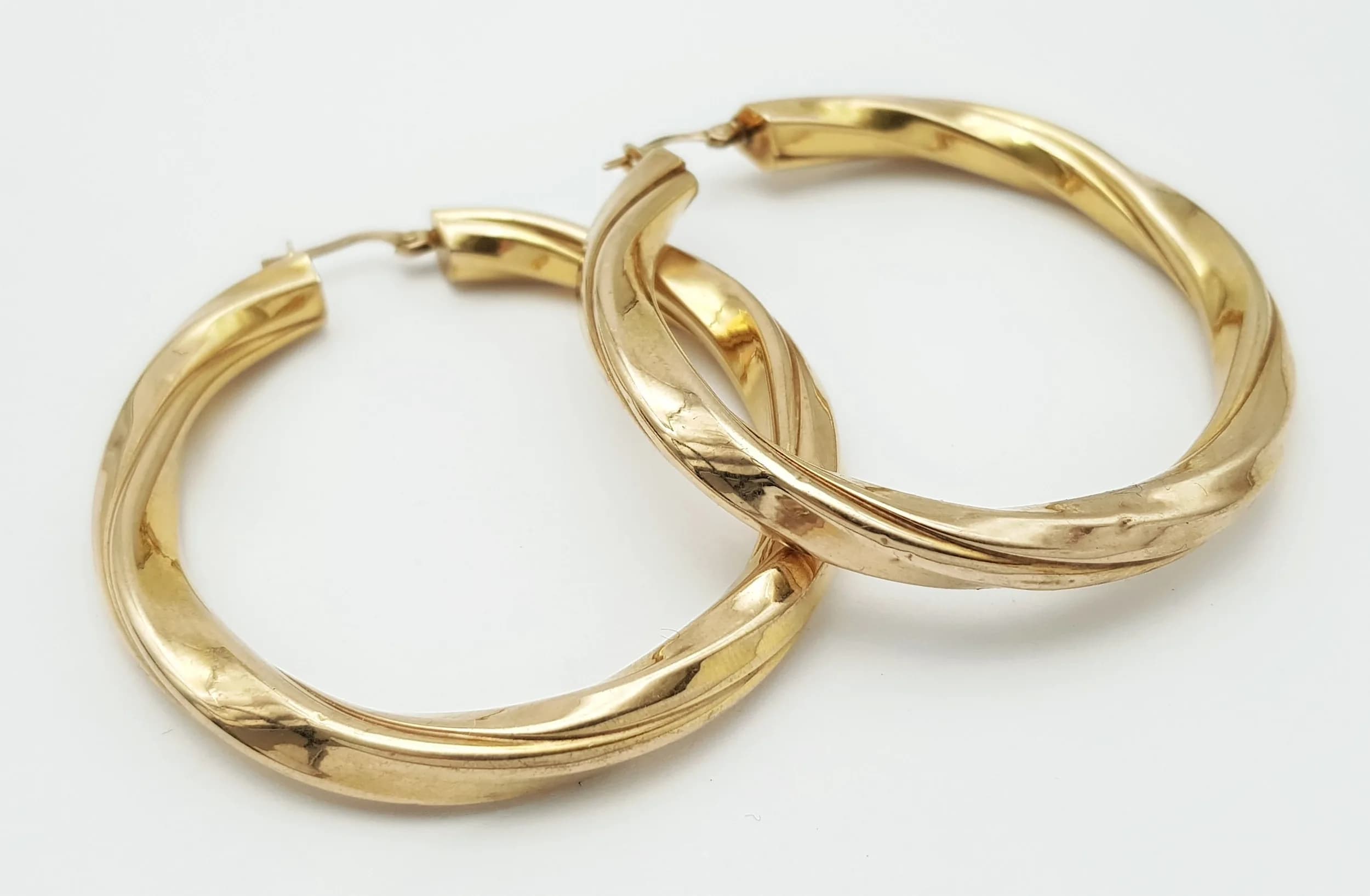 A Pair of Large 9K Yellow Gold Creole Hoop Twist Earrings. 5.5cm diameter. 8.4g. Ref: 14/52906.