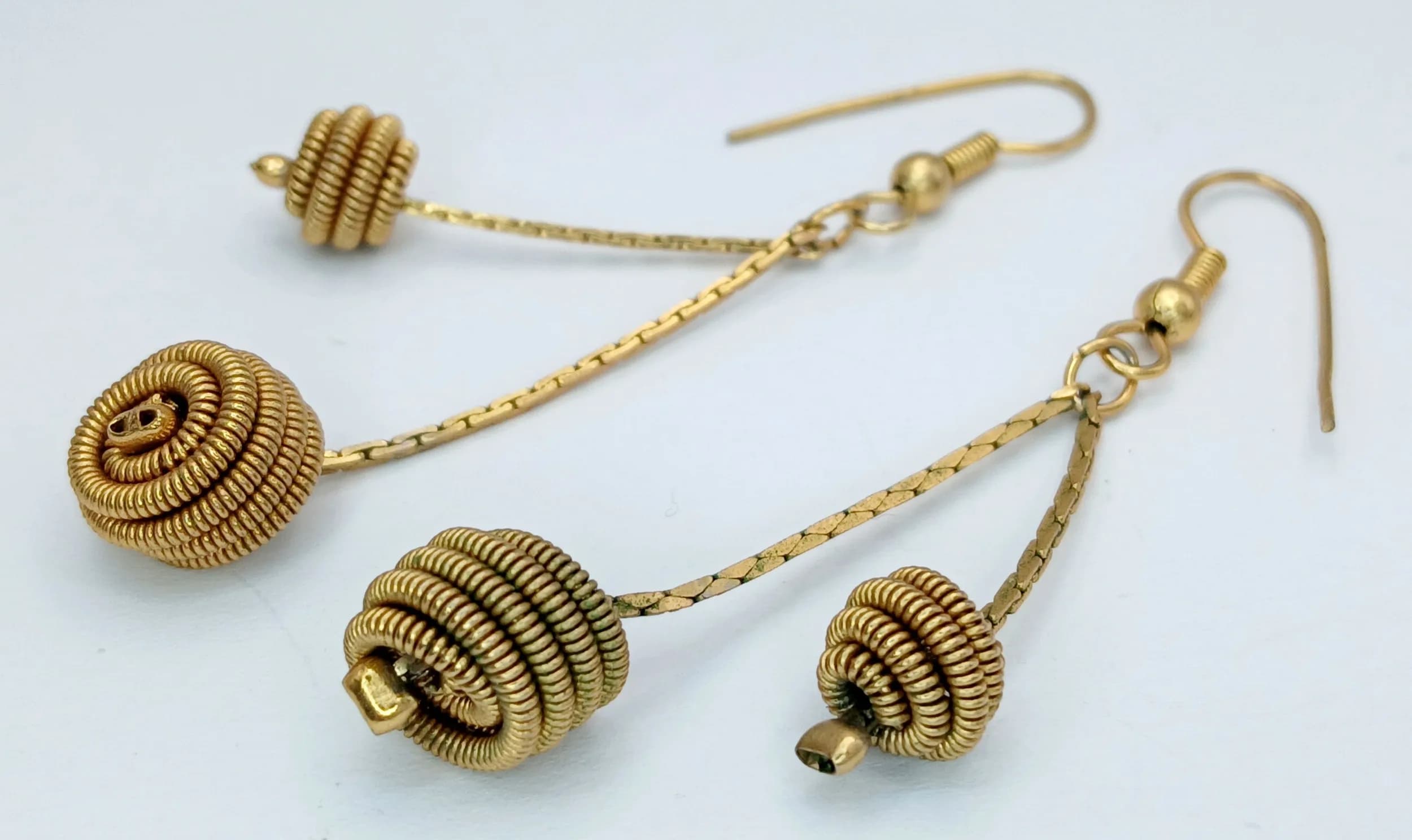 A PAIR OF GOLDEN FASHION EARRINGS . 6gms