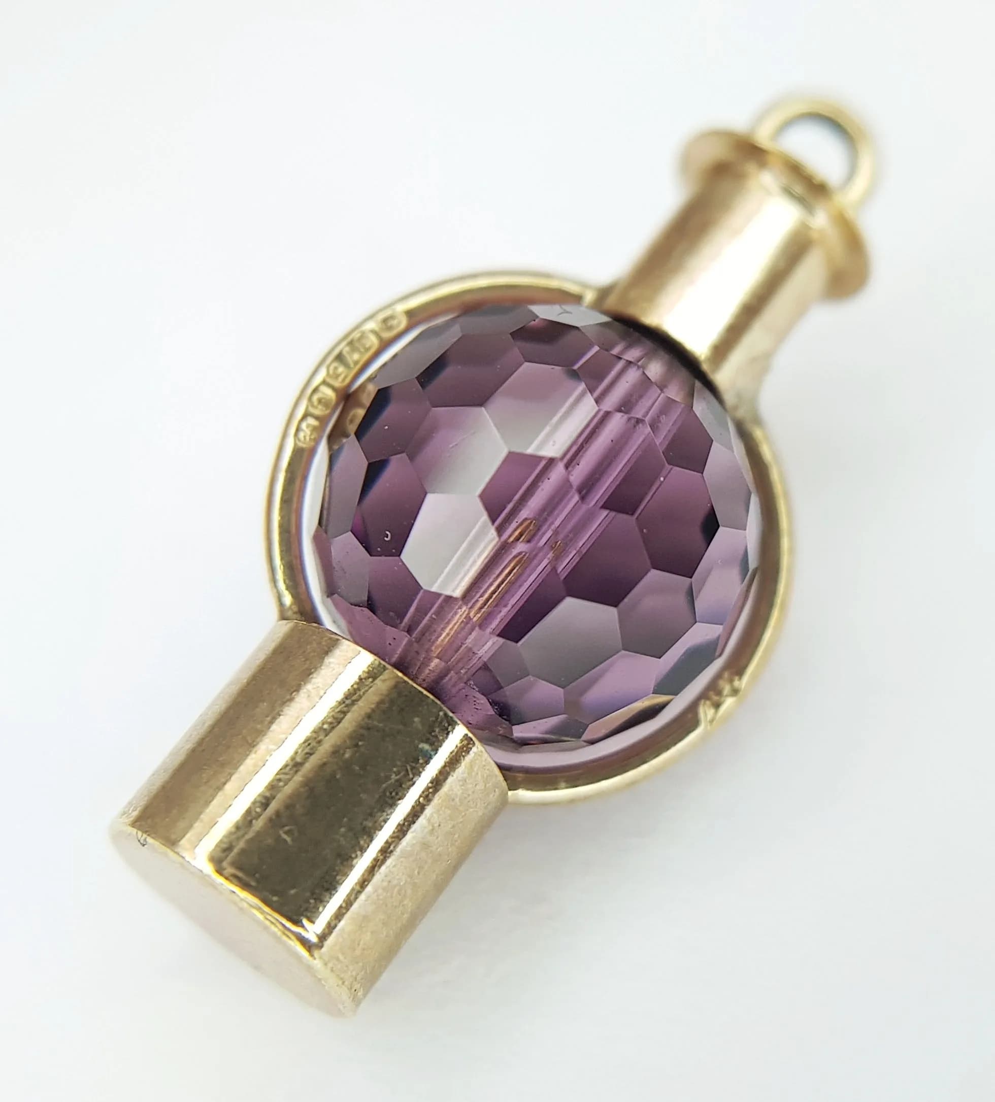 A 9K Yellow Gold, Rotating Faceted Purple Rotating Ball Pendant/Charm. 2.5cm. 2.4g total weight.