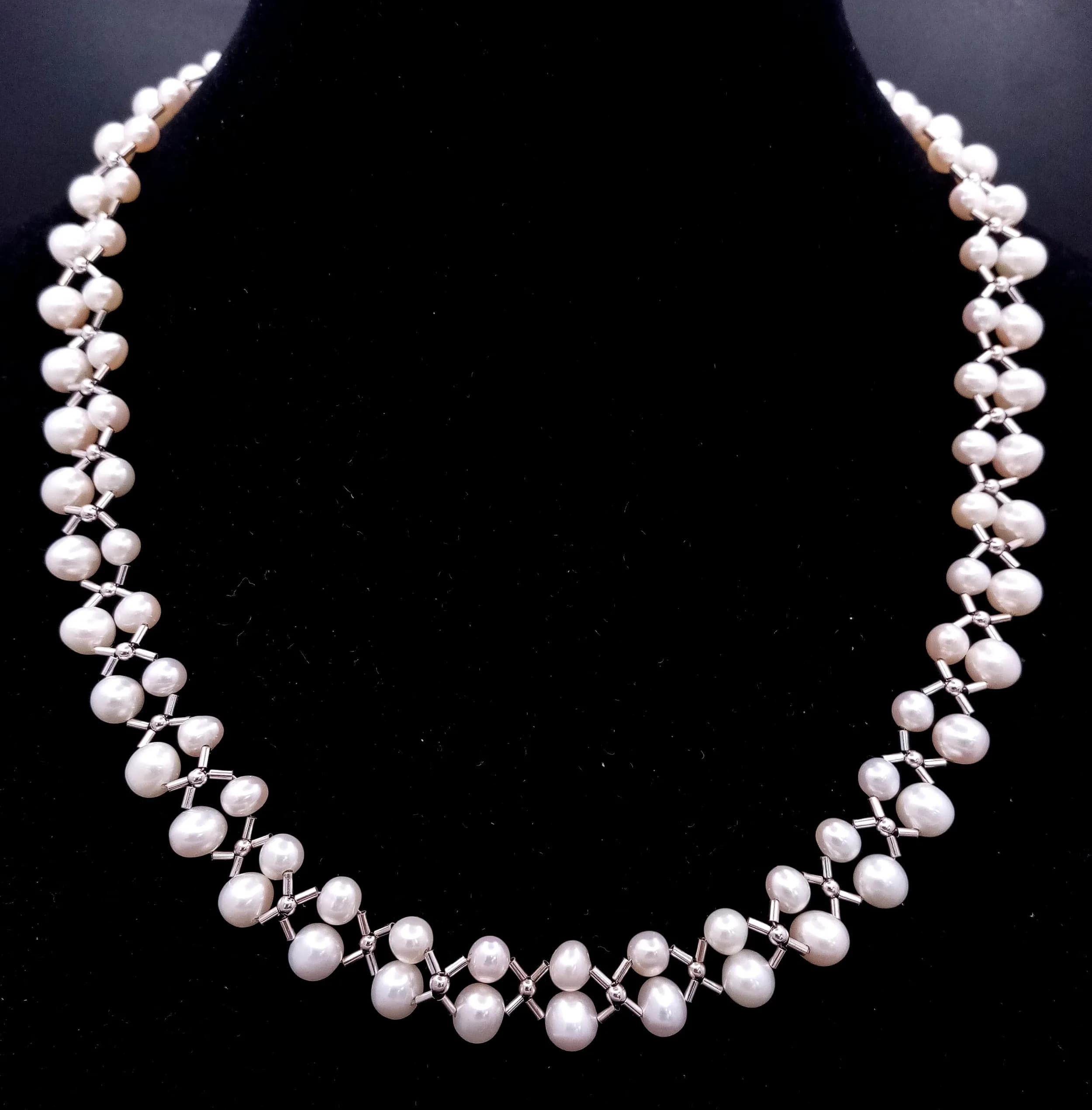 A well crafted freshwater Pearl Link Necklace. Approx 44cm in length