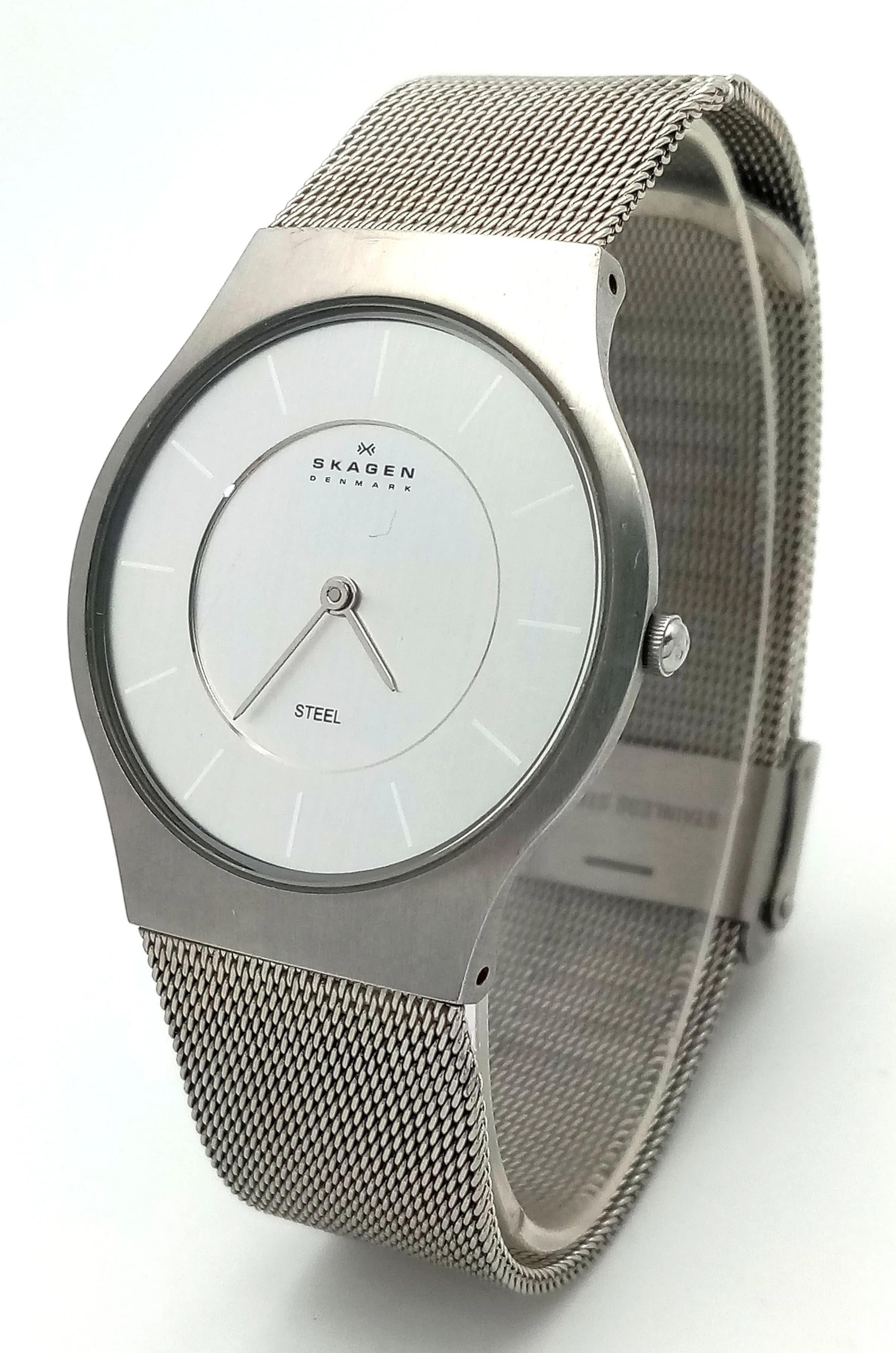 A Skagen of Denmark Quartz Gents Watch. Mesh design stainless steel bracelet. Case - 34mm. Silver tone dial. In working order. Note: small damage to mesh bracelet. Original packaging.