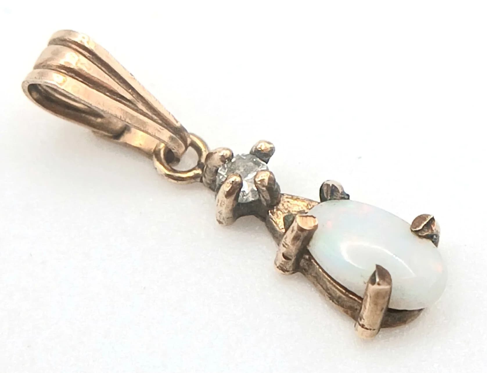 A 9K Yellow Gold Opal Pendant. 15mm. 0.3g total weight.