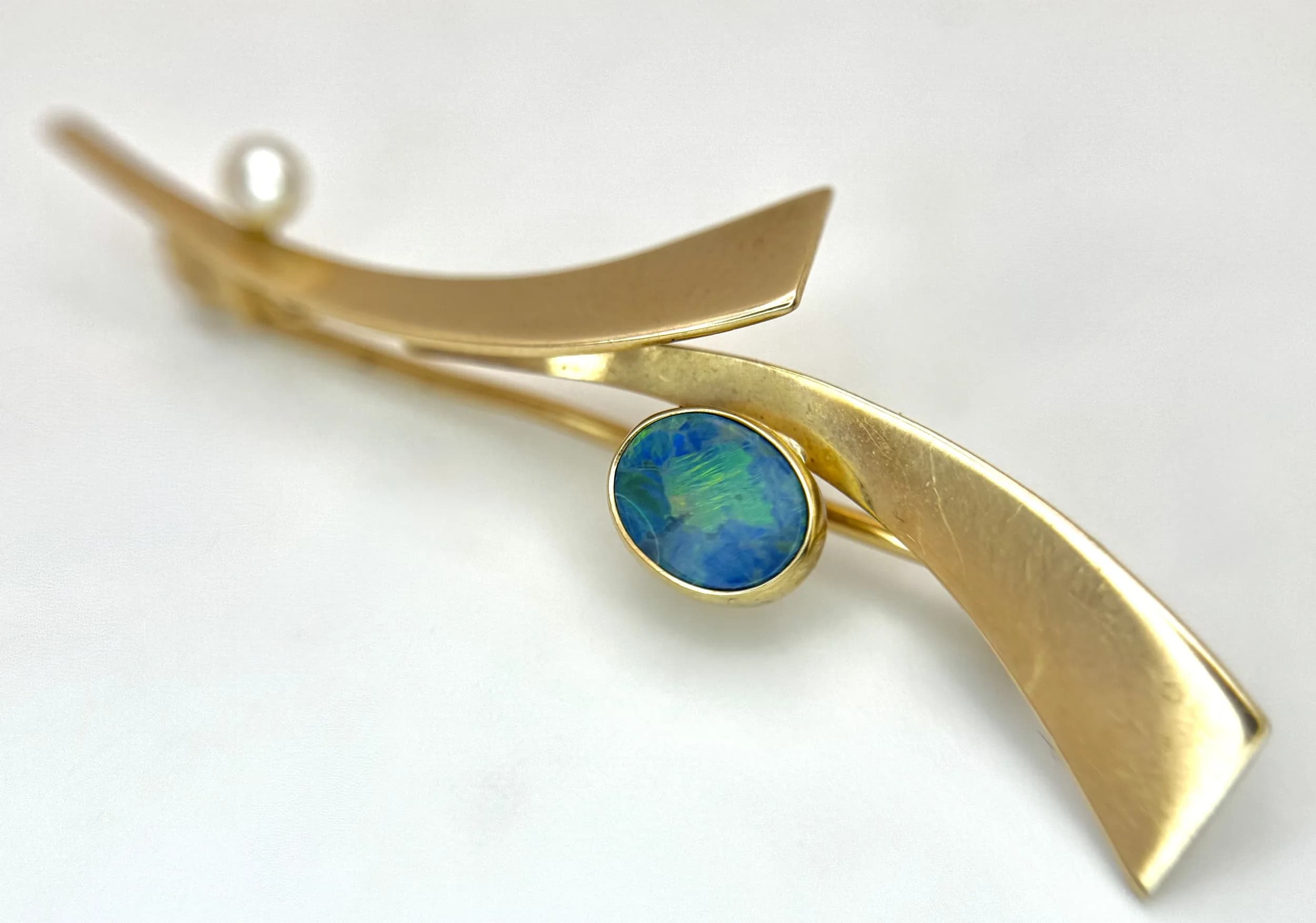 A 9K yellow gold pearl and opal brooch, 2.5g total weight. Ref: SH2569I