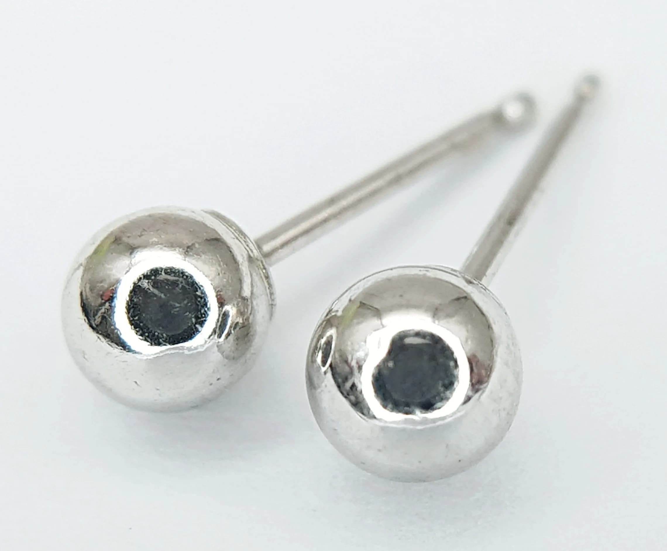 A PAIR OF 9K WHITE GOLD, BALL STUD EARRINGS. 0.2G. NEEDS BUTTERFLY BACKS. J E 6001