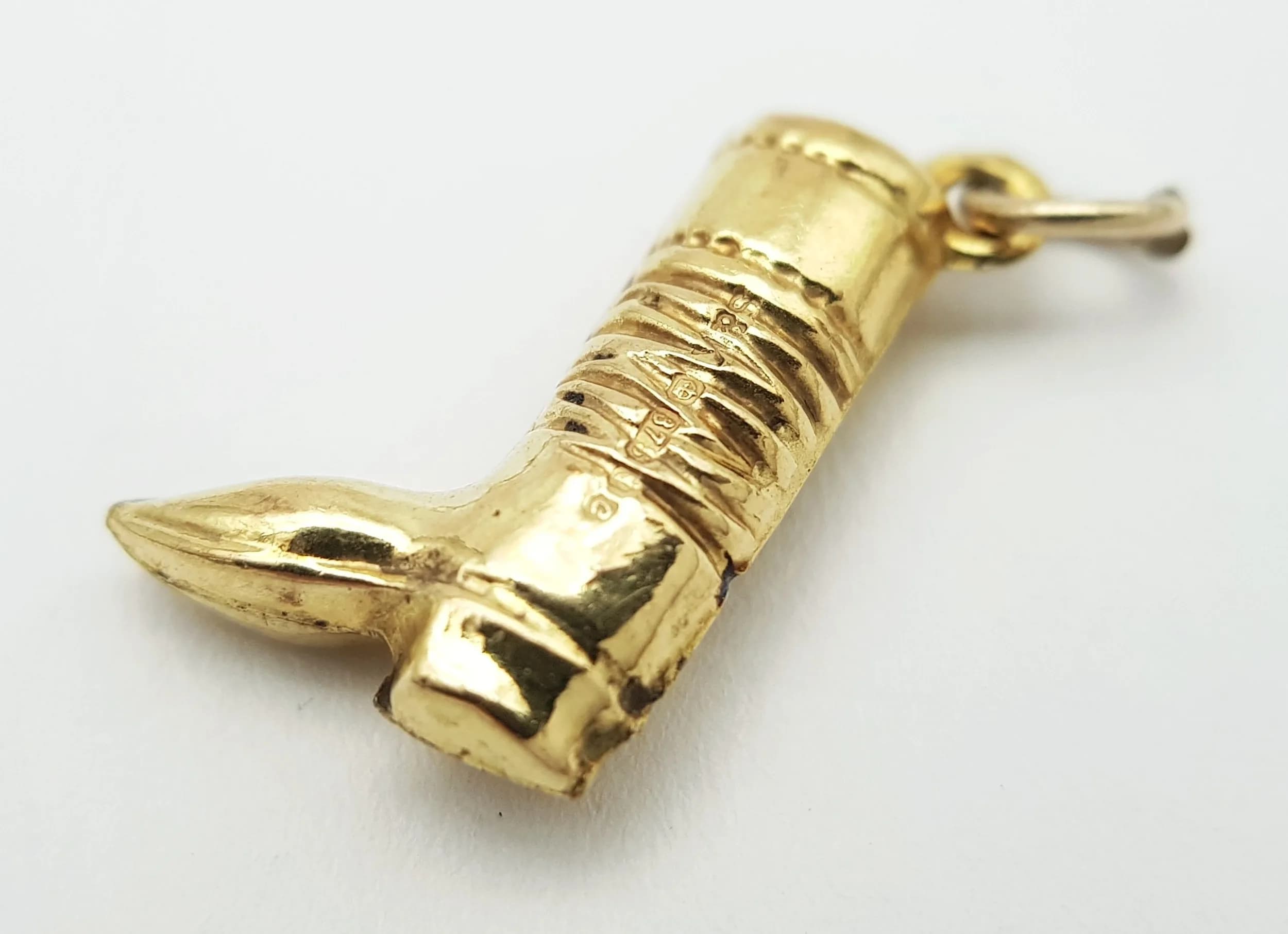 A 9K YELLOW GOLD, COWBOY BOOT CHARM / PENDANT. 0.6G. J P 6005