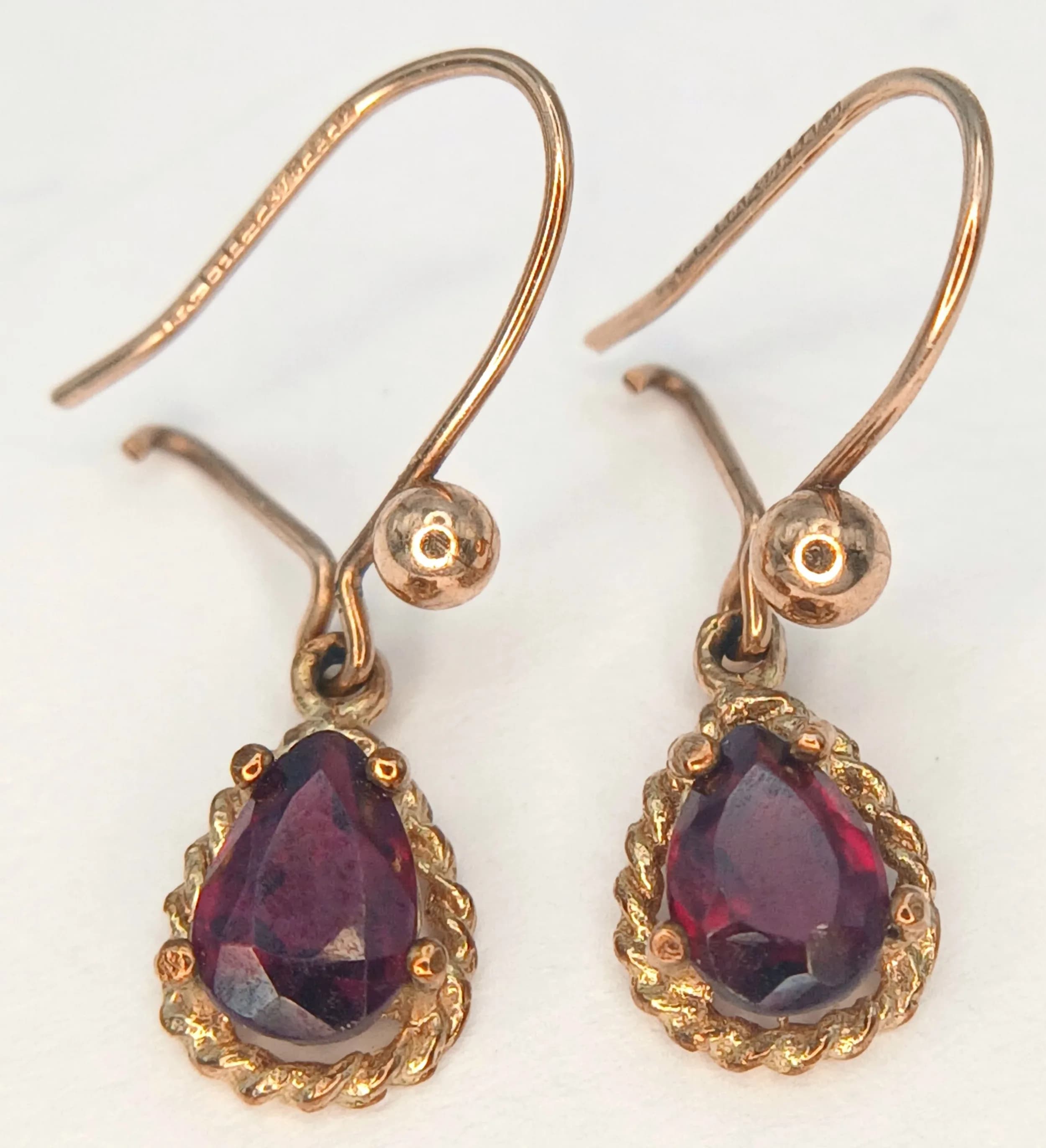 A Pair of 9K Yellow Gold Amethyst Drop Earrings. 15mm. 1.1g total weight.