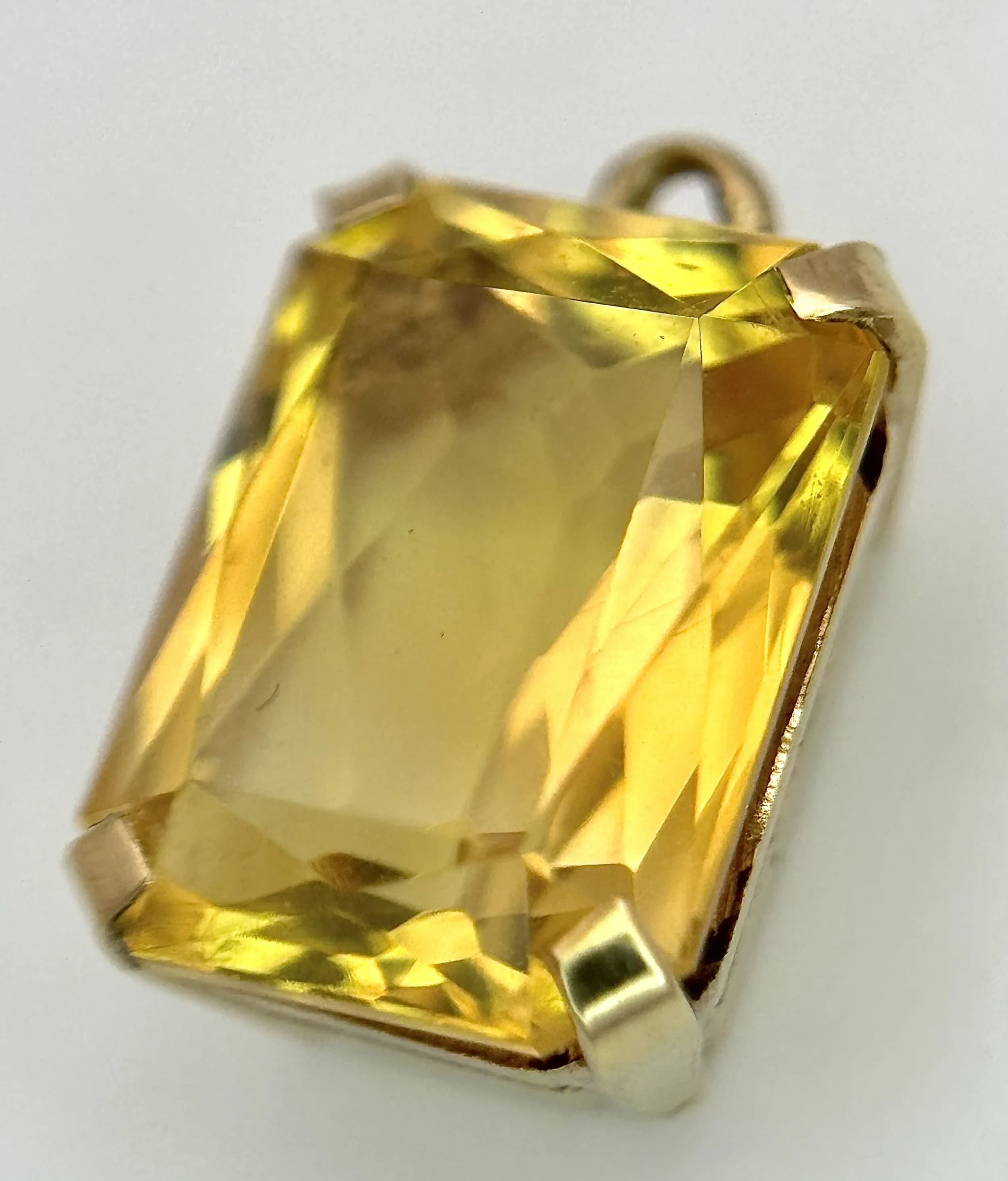 A 9K yellow gold yellow stone set pendant, 1.6g total weight. Ref: SH2916I