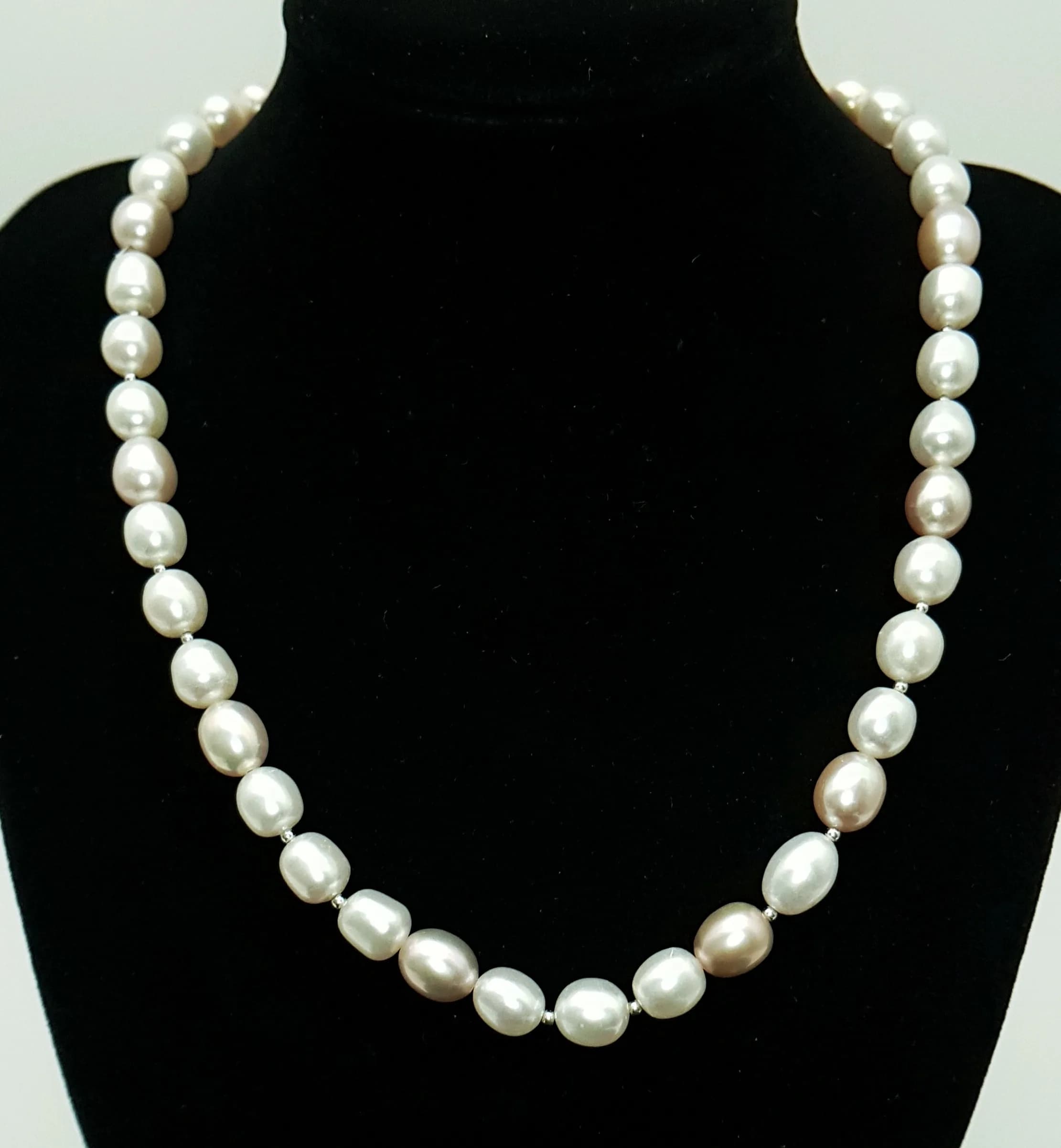 A pretty single strand of large oval Freshwater Pearls link necklace with a silver tone magnetic clasp. Pearls-8mm approx. Total length 46cm.