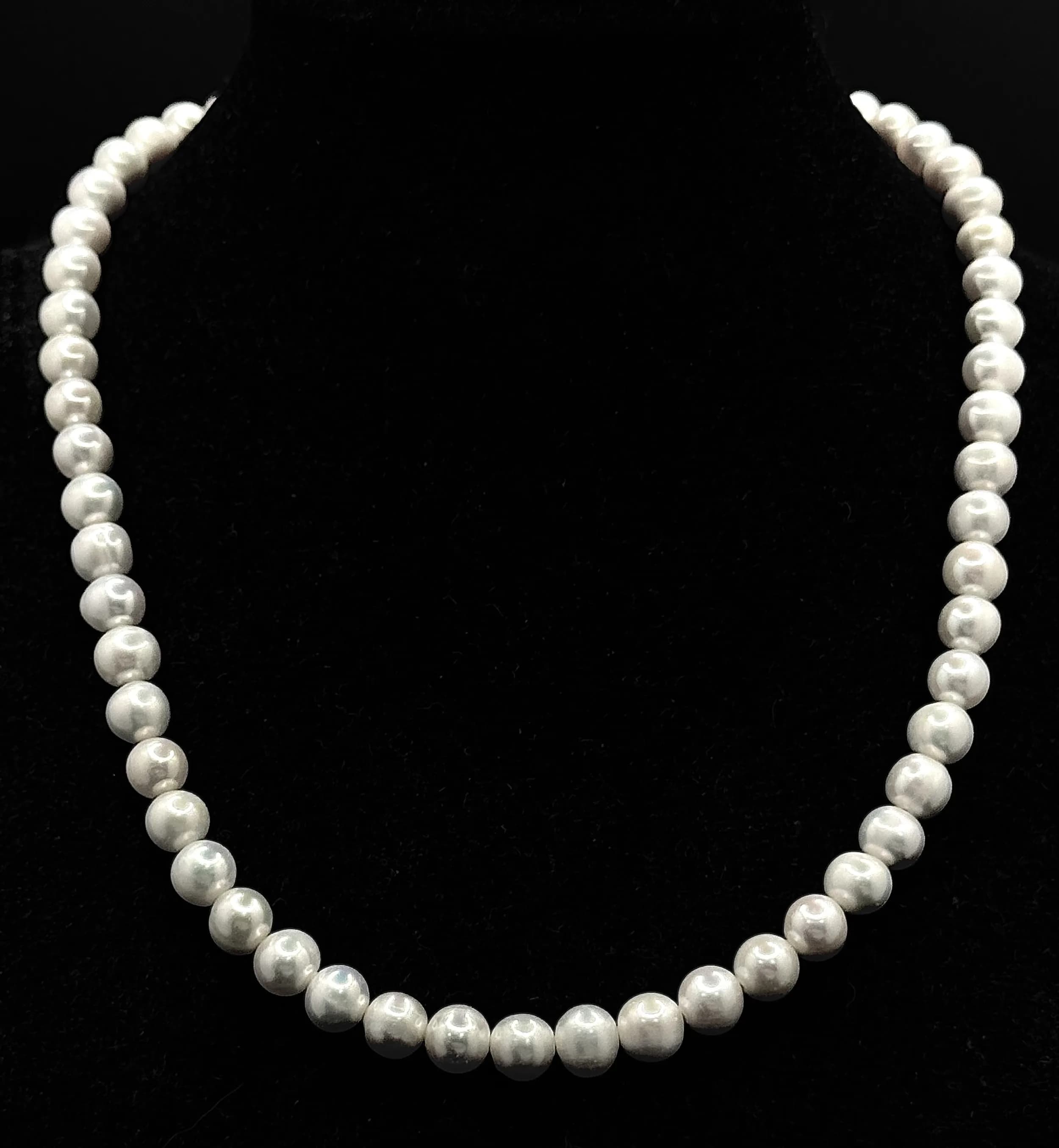 A pretty single strand of silver colour Freshwater Pearl link necklace. Total length 42cm. Pearls-7mm approx.
