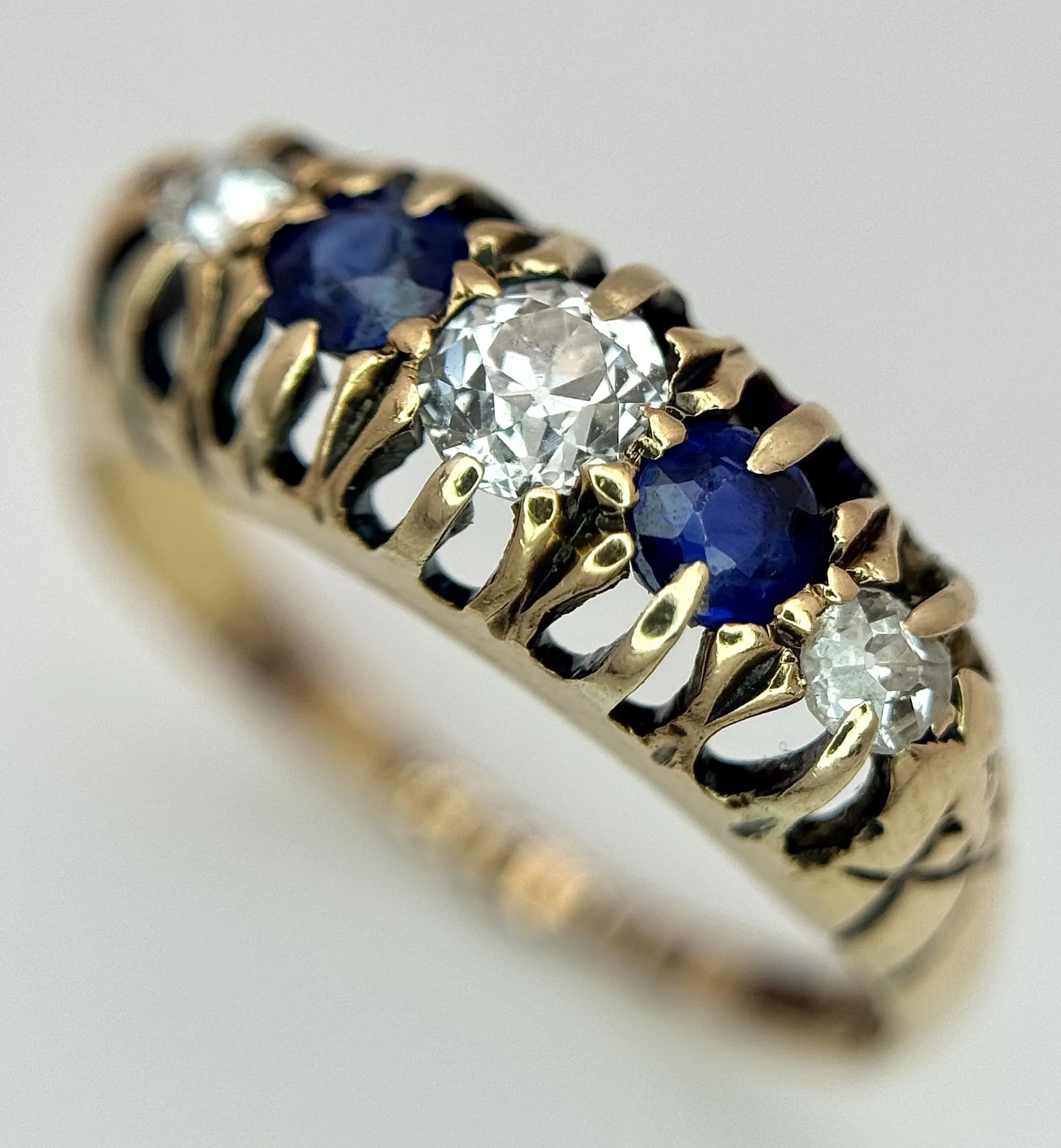 AN 18K YELLOW GOLD, ANTIQUE, OLD CUT DIAMOND AND SAPPHIRE, 5 STONE RING. HALLMARKED CHESTER. 2.8G, SIZE M. S/A 1709 - 1