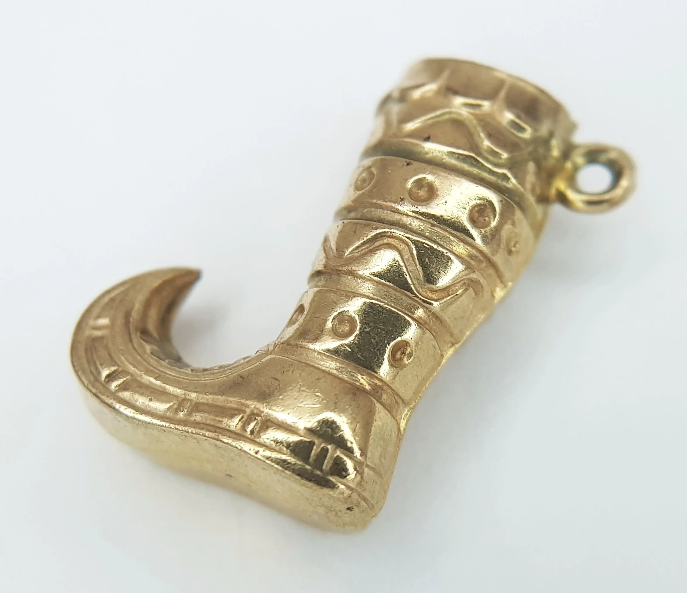 A 9K YELLOW GOLD, PERSIAN OR JESTER BOOT CHARM / PENDANT. NEEDS A JUMP RING. 1.1G. SC 6023