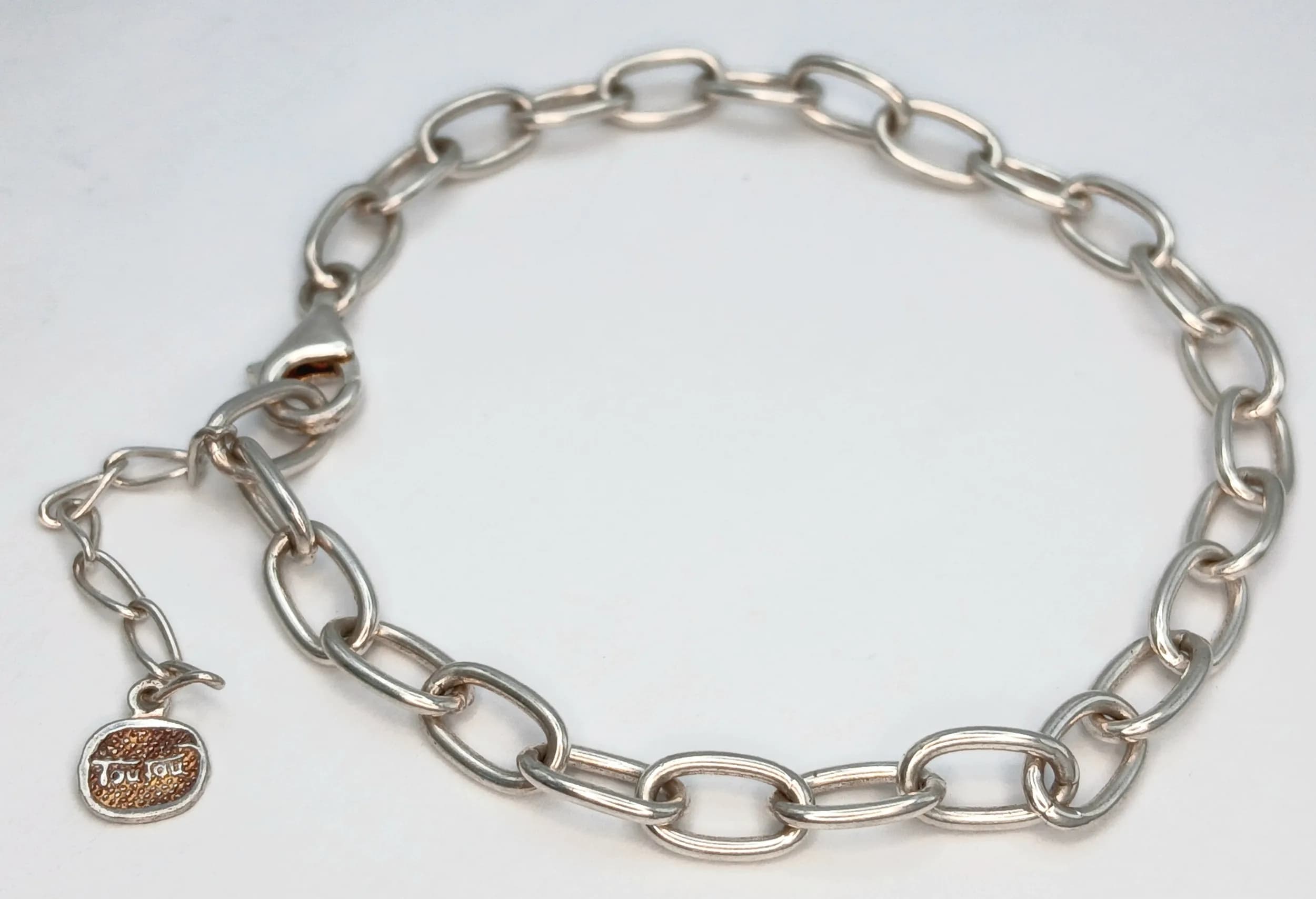 A Stylish 925 Sterling Silver Oval Link Bracelet - 22cm Length. Features polished oval links with an extension chain and lobster clasp fastening. Gross weight 6.81 grams.