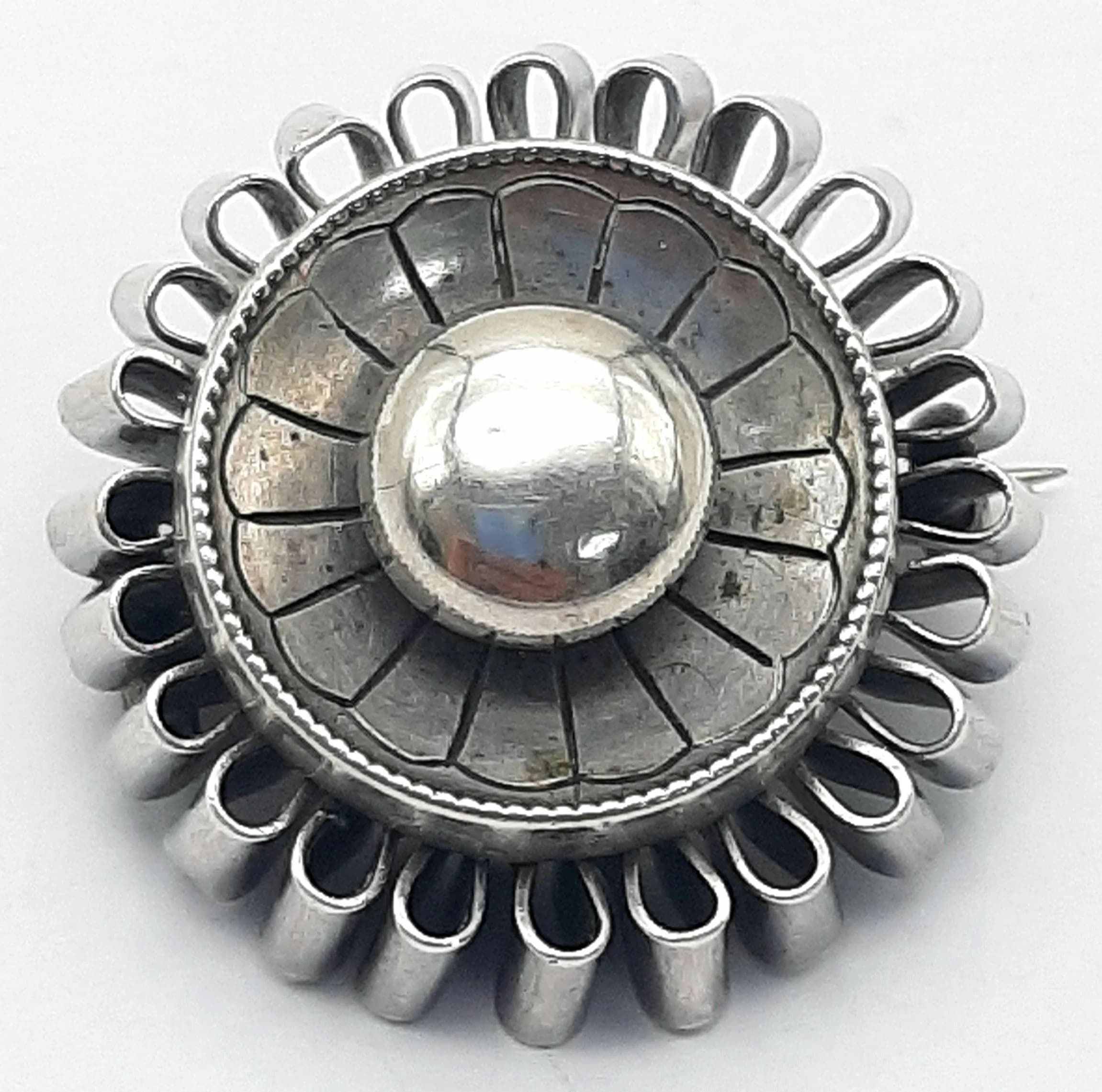 A Lovely Silver Flower Head Brooch. Designed as a layered flower head with raised domed centre and scalloped petal border. Approx 3cm diameter x 0.6cm height. Total weight 14.08 grams.