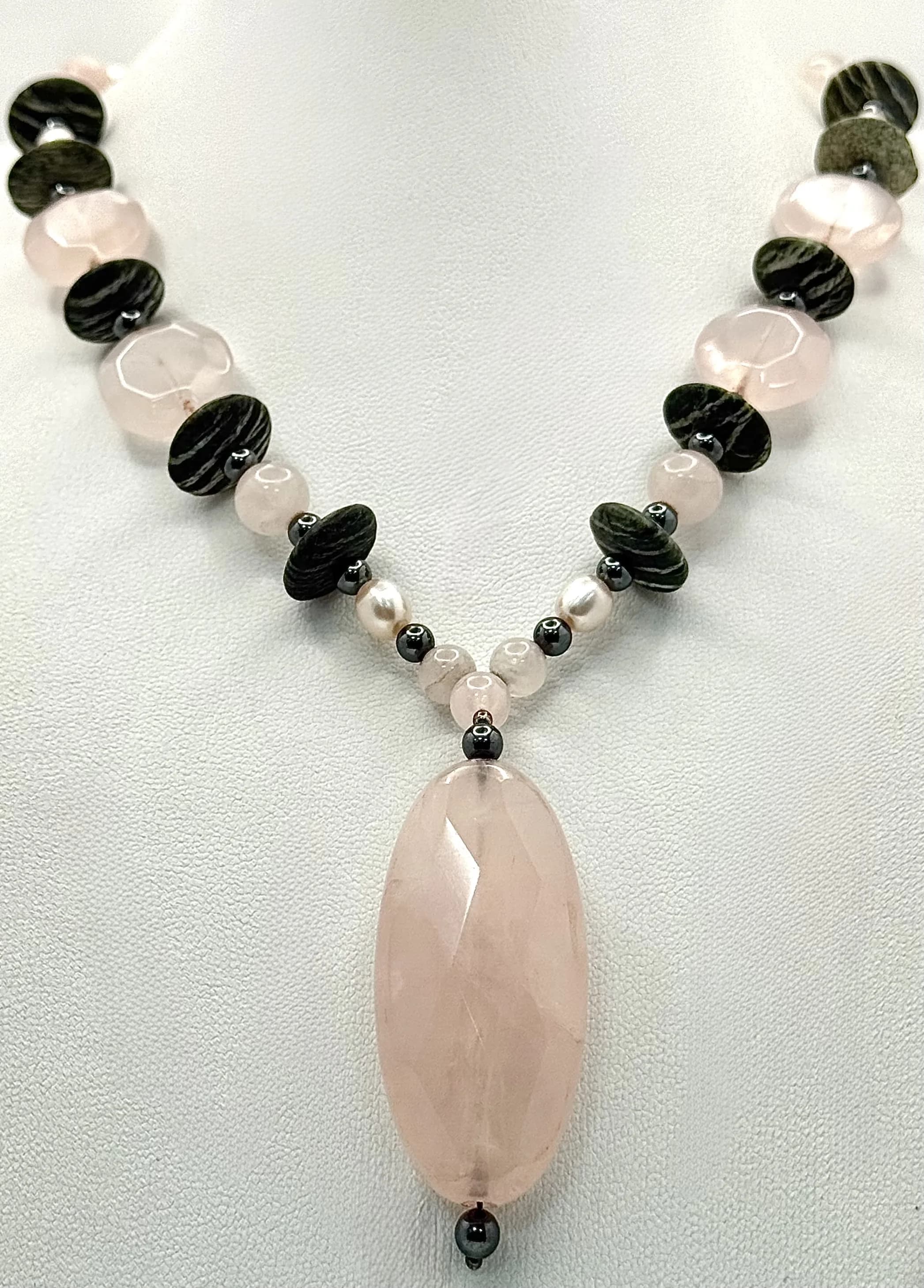A large tear drop faceted rose quartz pendant on pearls and Agate Beaded Necklace. Approx. 40cm length. Please see photos for details.