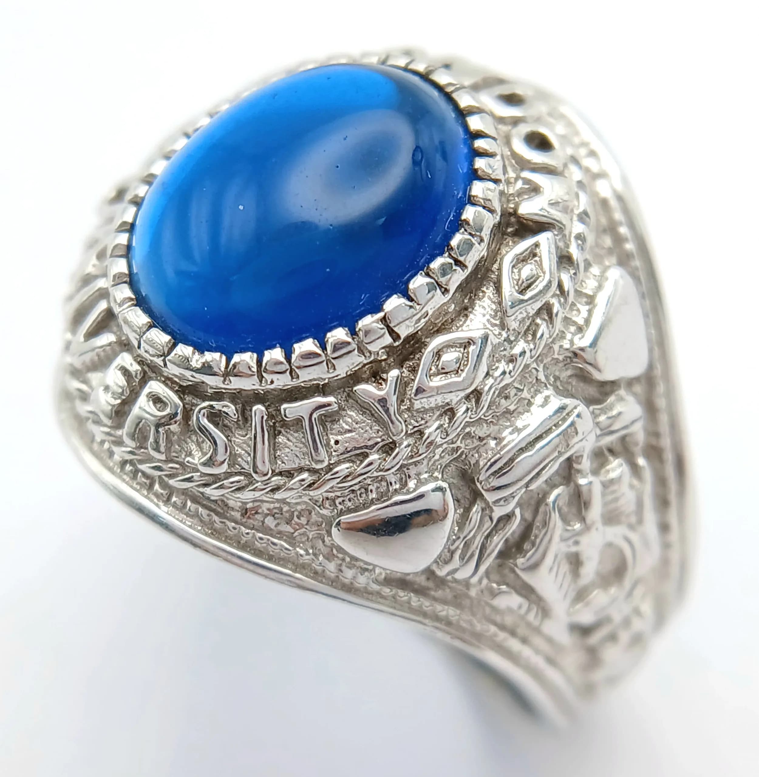 A STERLING SILVER, BLUE STONE SET, UNIVERSITY OF LONDON RING. 8.3G, SIZE U. 8424
