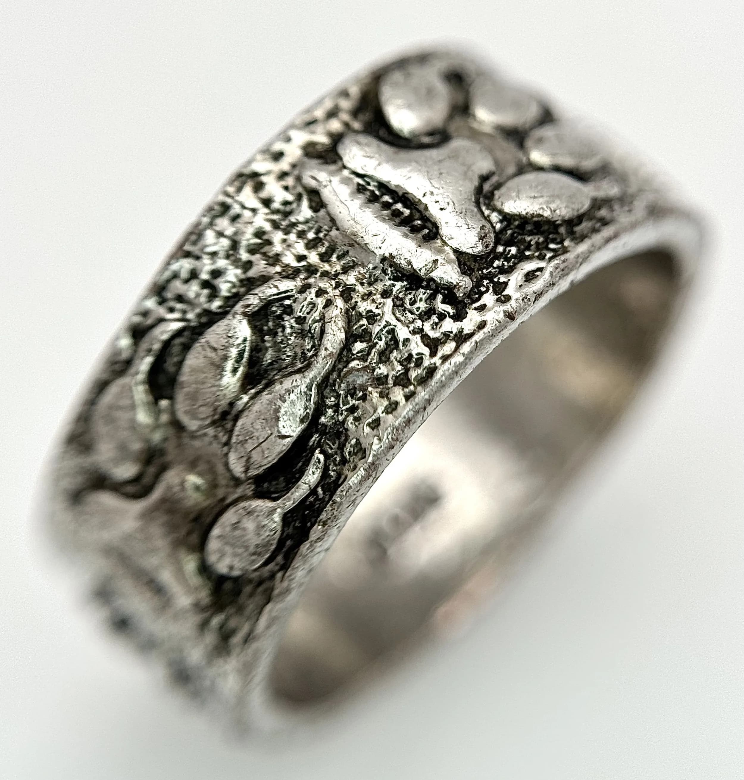 A STERLING SILVER, PAW PRINT DESIGN, BAND RING. 7.7G, SIZE S. 8402