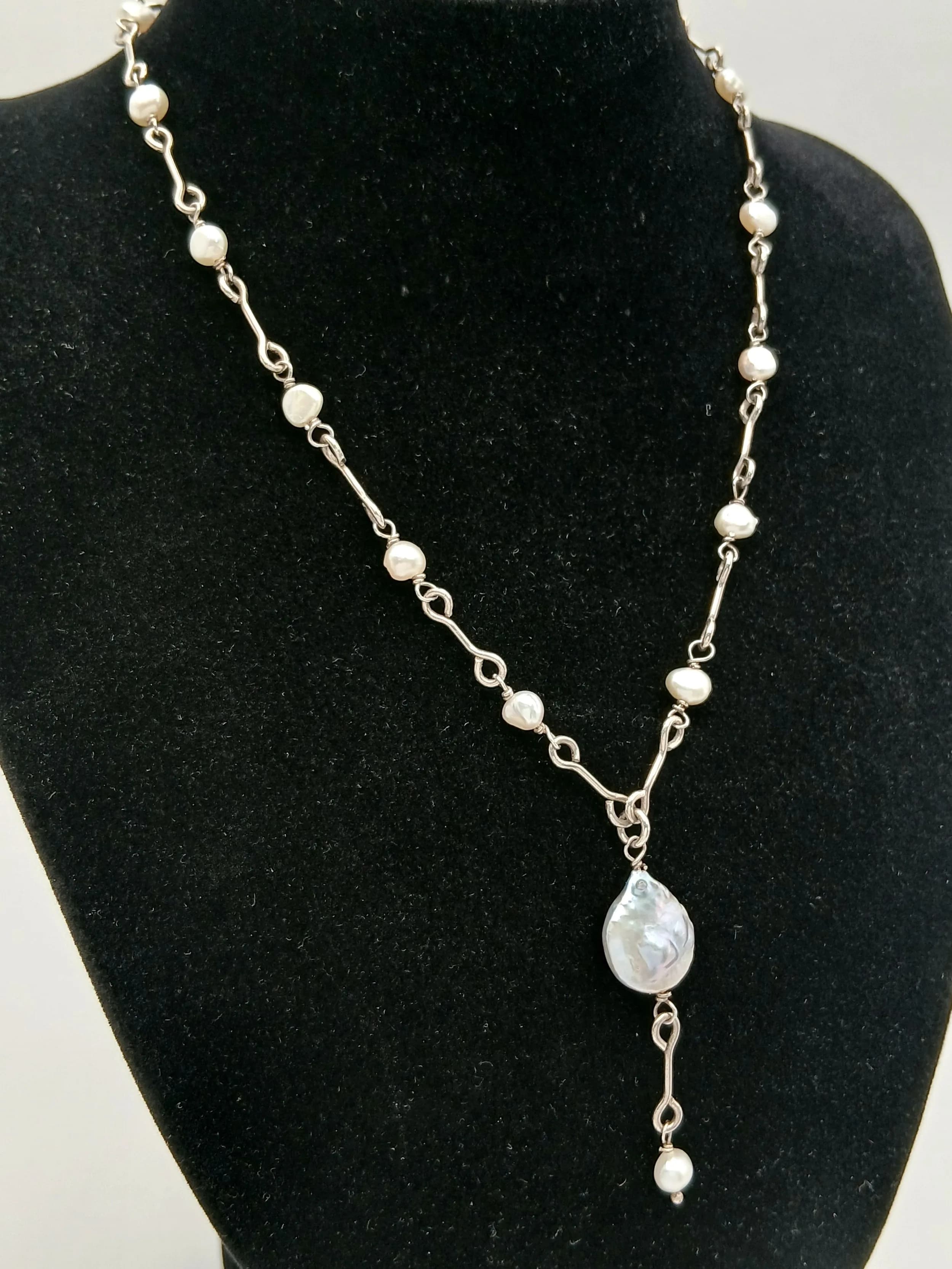 A Pretty Silver and Freshwater Pearl Necklace - 38cm Length. Features freshwater pearls mixed with silver links. Gross weight 9.33 grams.